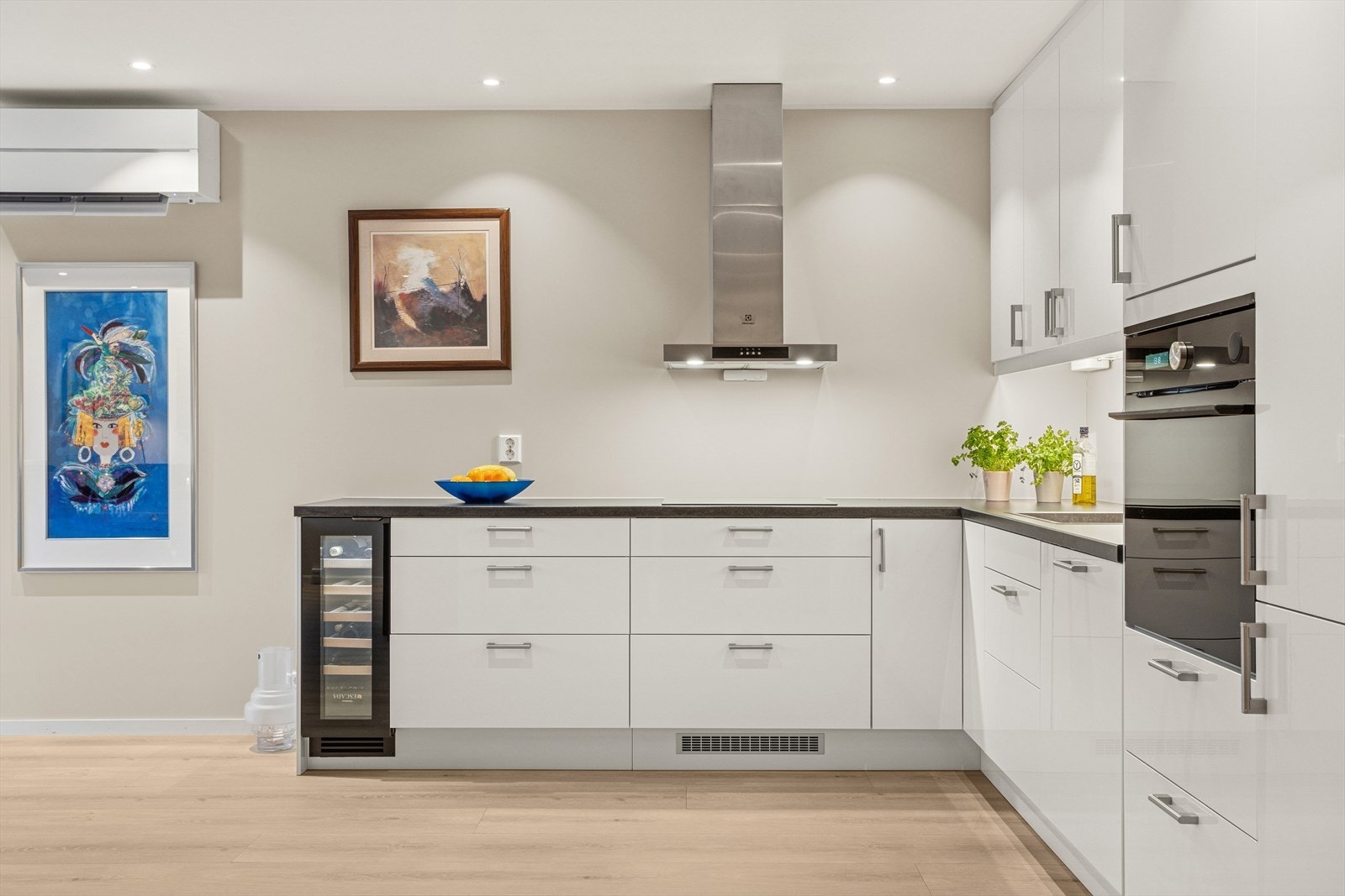 Kjøkkenet har god skap og benkeplass Galleribilde