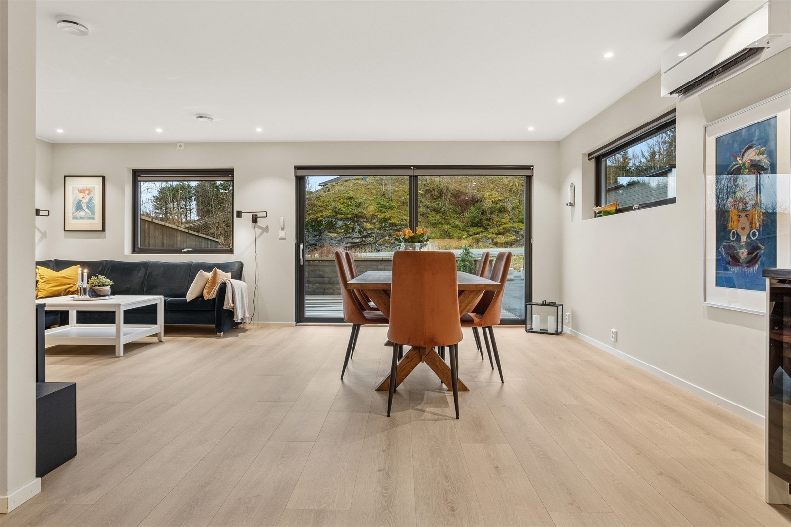 Åpen stue/kjøkkenløsning på hele 43,3 m² med god plass til både sofagruppe og spisestue Galleribilde