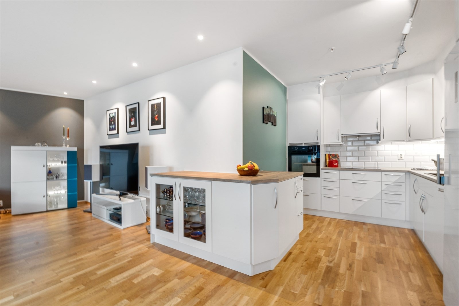 Utvidet, påkostet kjøkken med integrert fryseskap, oppvaskmaskin, komfyr, induksjonstopp med komfyrvakt, samt kjøleskap u/front. Galleribilde