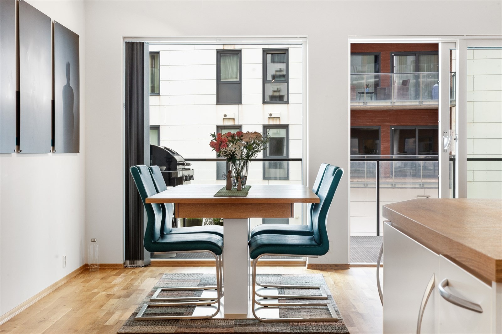 Selve kjøkken og stue sonen er svært romslig, slik at her har man plass til bla. stort spisebord. Galleribilde