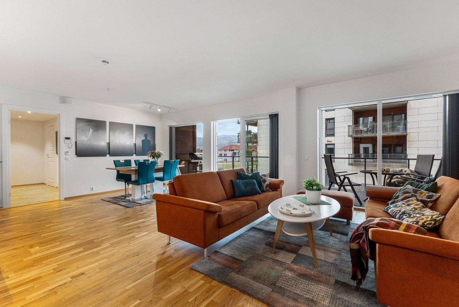 Eiendomsmegler Norge v/Eiendomsmegler Tomi Christian Johansen, presenterer her en svært pen og stor 3-roms andelsleilighet med garasjeplass og livsløpsstandard, beliggende i sentrum. Galleribilde