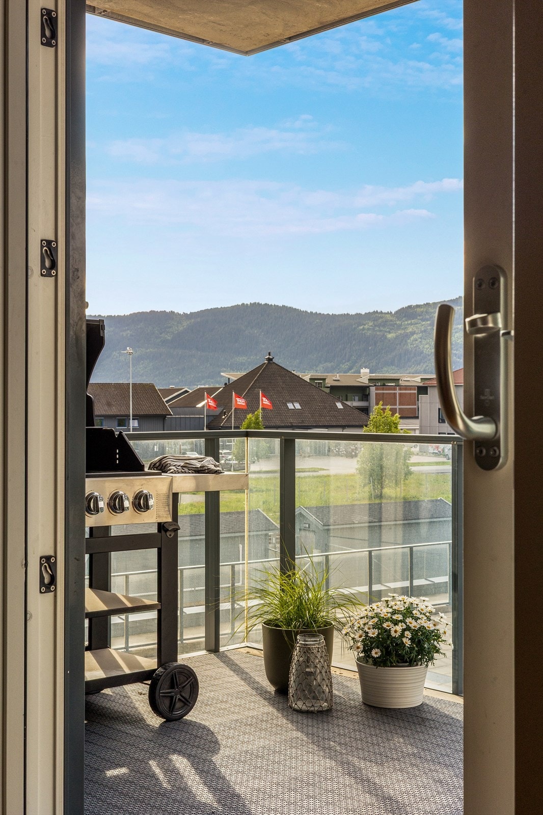 Utsikt fra stue og terrasse. Galleribilde