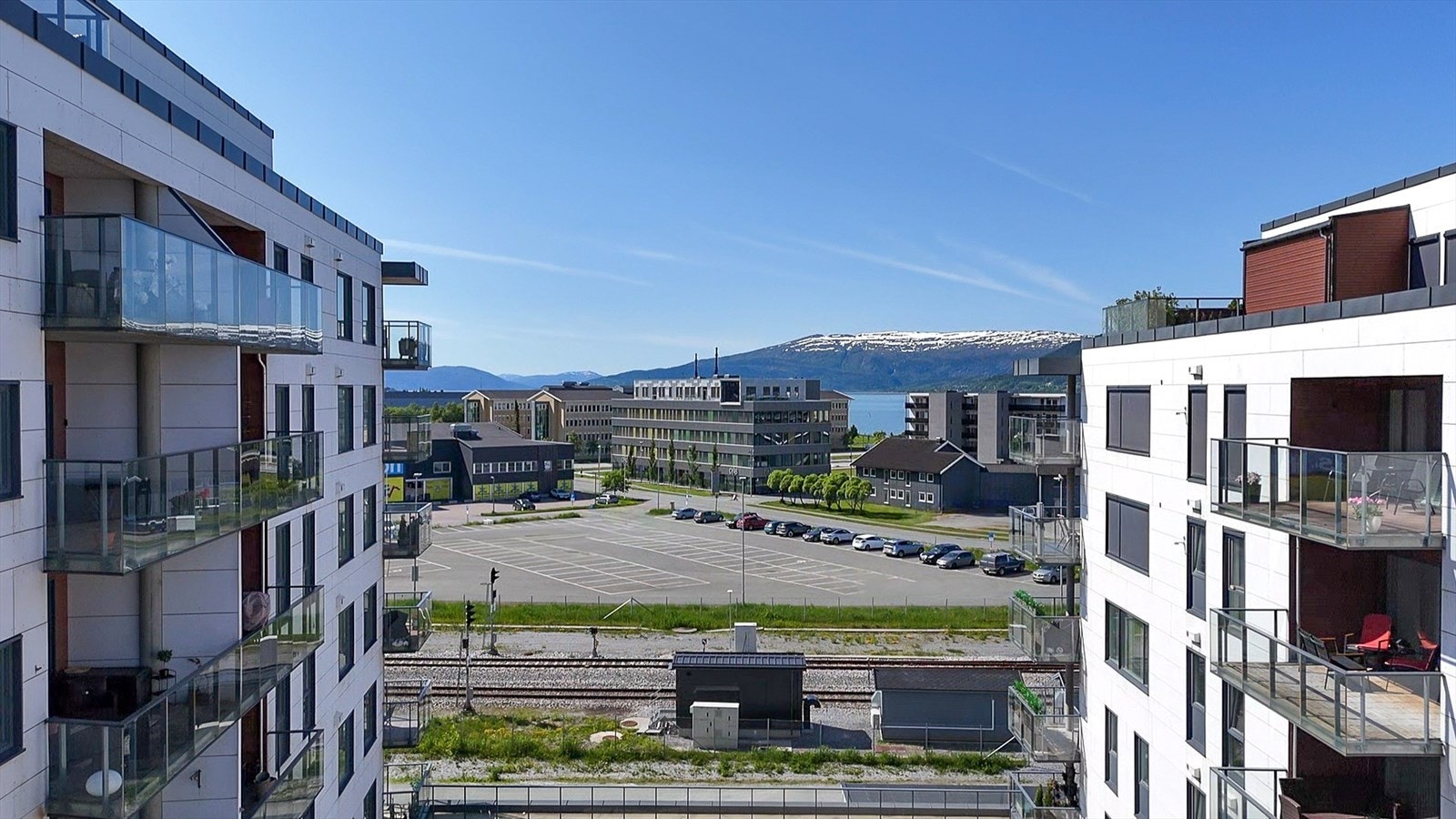 Mot sundet fra området der leiligheten befinner seg. Galleribilde