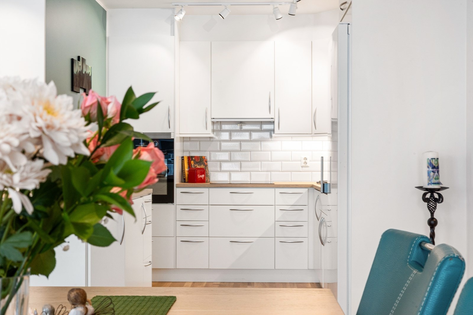 Eier opplyser om at benkeplate, komfyr, kjøleskap, kjøkkenvask og innredning med integrert fryseskap er fra 2024. Galleribilde