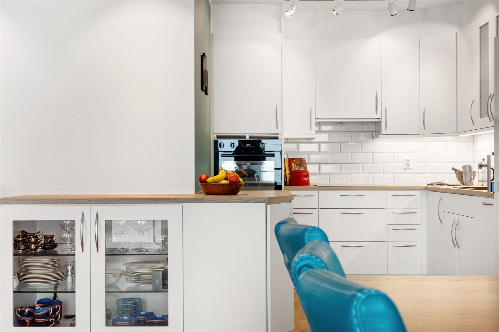 Kjøkkenet har innredning med glatte fronter og to fronter med glassfelt. Benkeplaten er av laminat med nedfelt kjøkkenvask av kompositt. Galleribilde