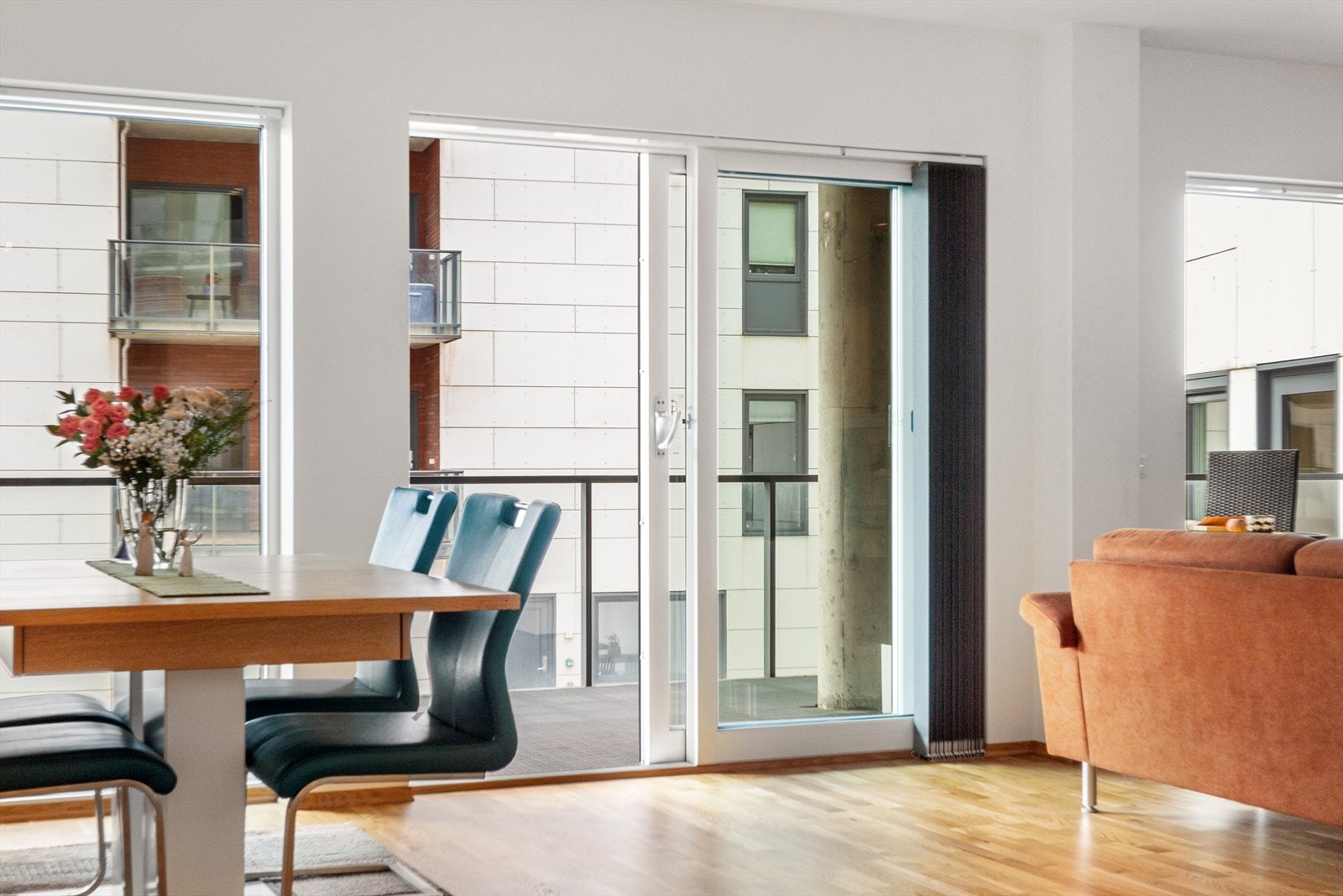 Leiligheten har varmtvann via fjernvarme, og det er vannbåren gulvvarme i soverom, gang og stue/kjøkken. Galleribilde