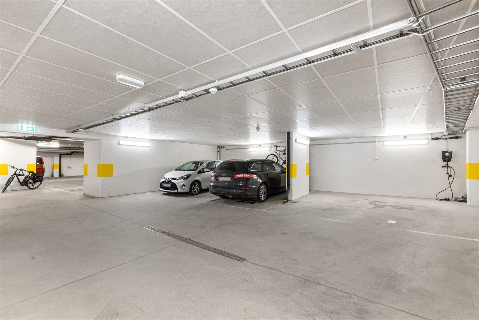 Garasjeplass har el-bil lader. Må påpeke at garasjeanlegget er meget bra. Her er det godt med rom mellom bilene og svært lett adkomst ved parkering. Galleribilde