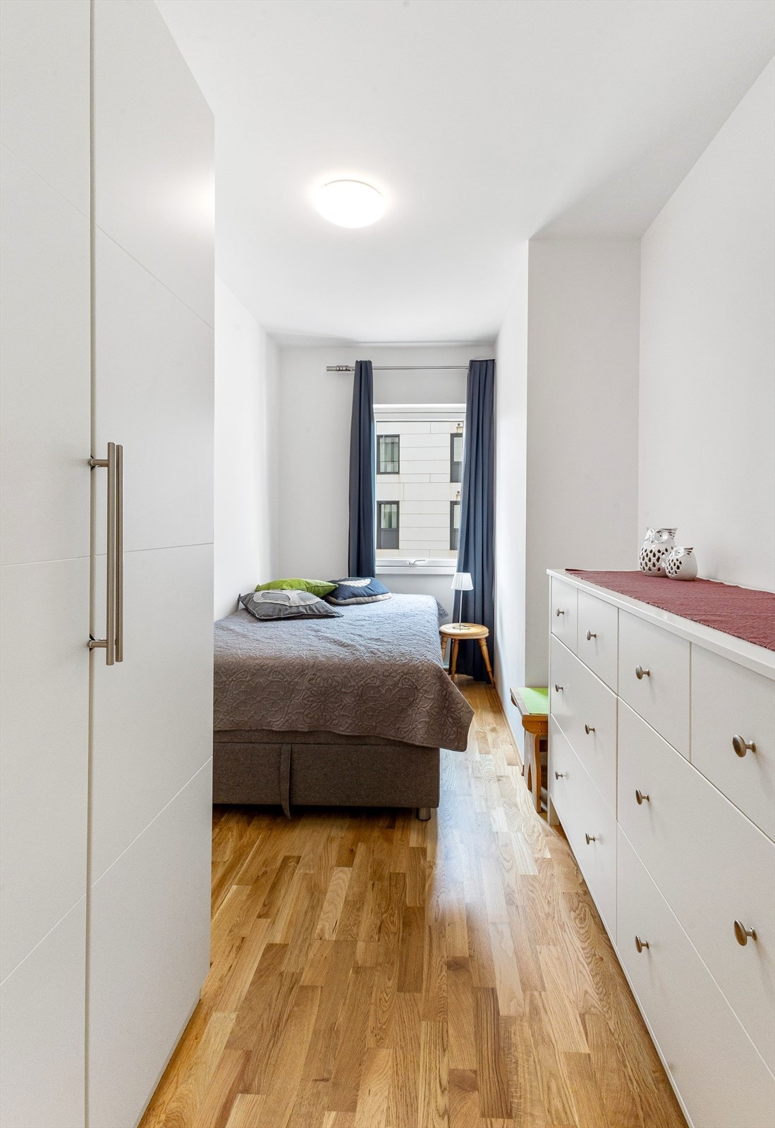 Soverom 1. Her bemerkes det at rommet er møblert med en svært stor skjenk og romslig garderobeskap. Galleribilde