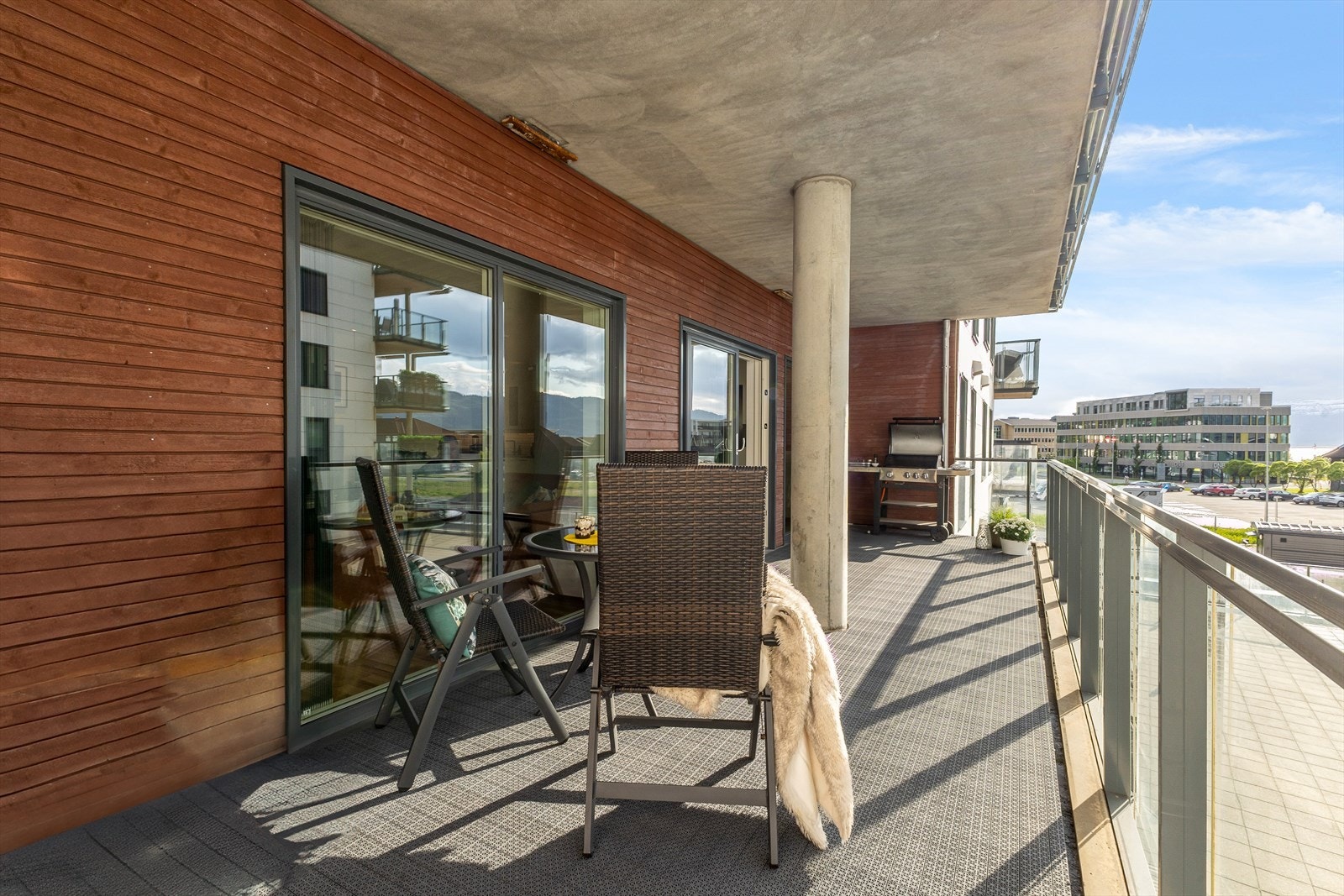 Skyvebalkongdør av tre med 3-lags isolerglass, samt balkong på ca. 23 m2 med glassrekkverk. Det er lang solgang her. Galleribilde