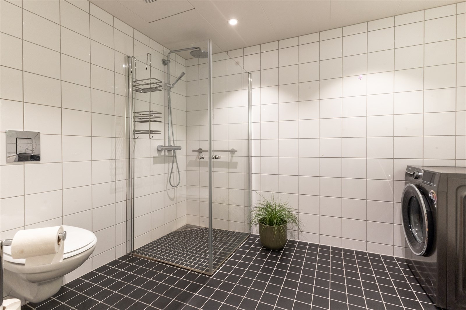 Dusjnisjen er langt større/bredere enn normalt, noe som var bestilt ekstra av dagens eier. Galleribilde