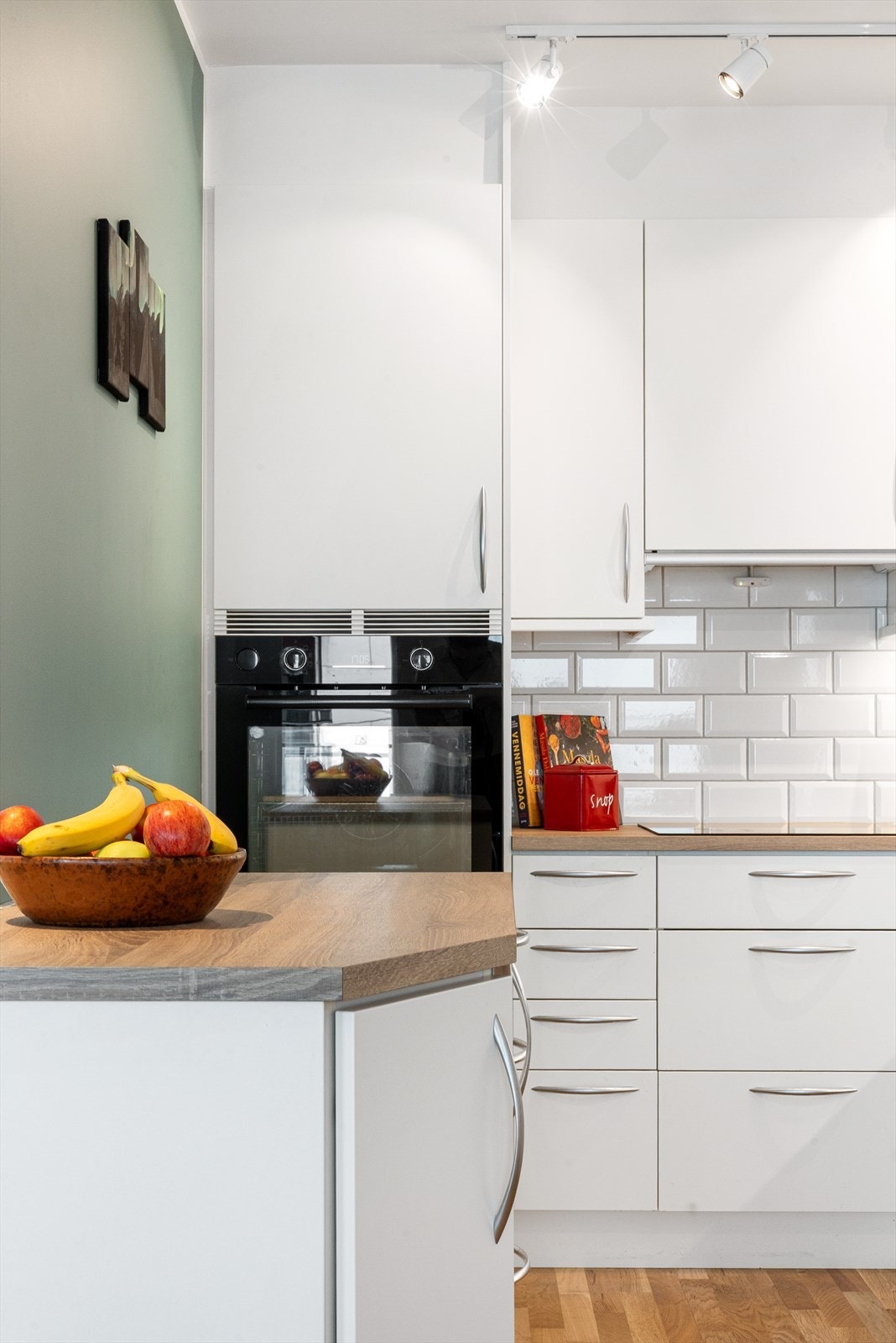 Kjøkkenet har innredning med glatte fronter og to fronter med glassfelt. Benkeplaten er av laminat med nedfelt kjøkkenvask av kompositt. Galleribilde