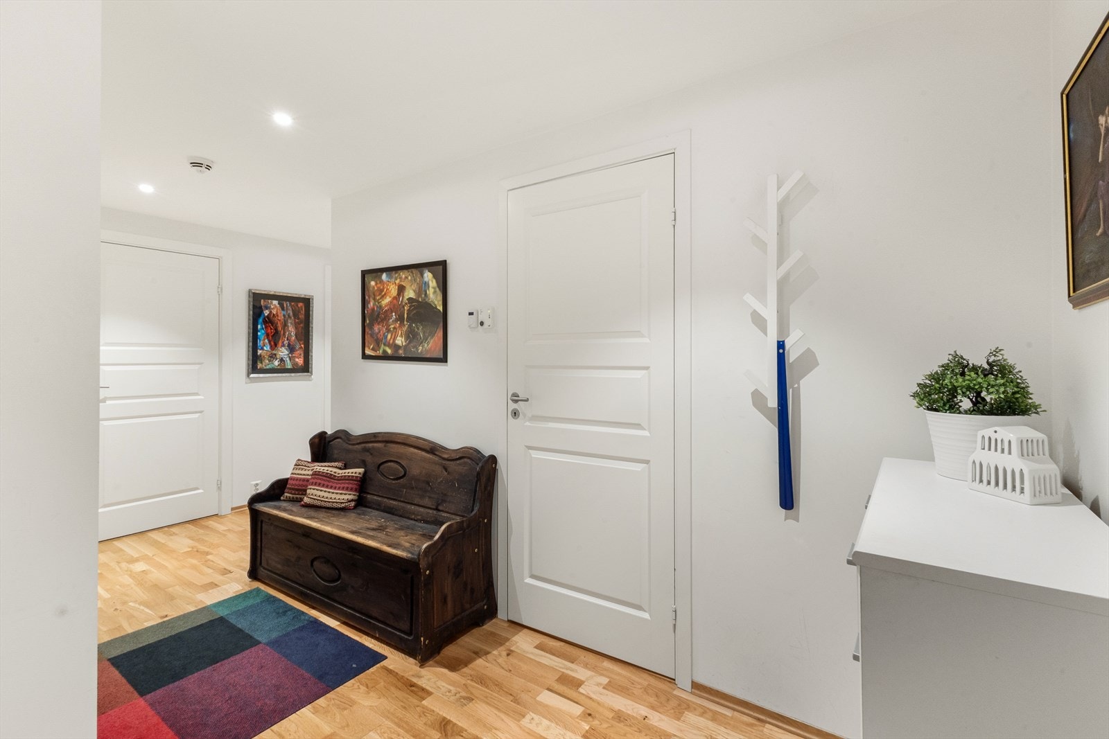 Hall/gang. Dør til badet rett frem. Galleribilde