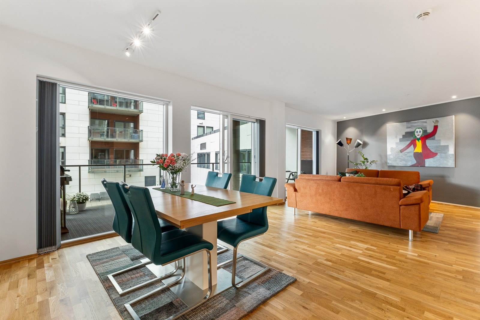 Innvendig er det gulv av parkett. Veggene har malte gipsplate og innvendige tak har malte gipsplater. Etasjeskiller er av solid betongdekke. Galleribilde