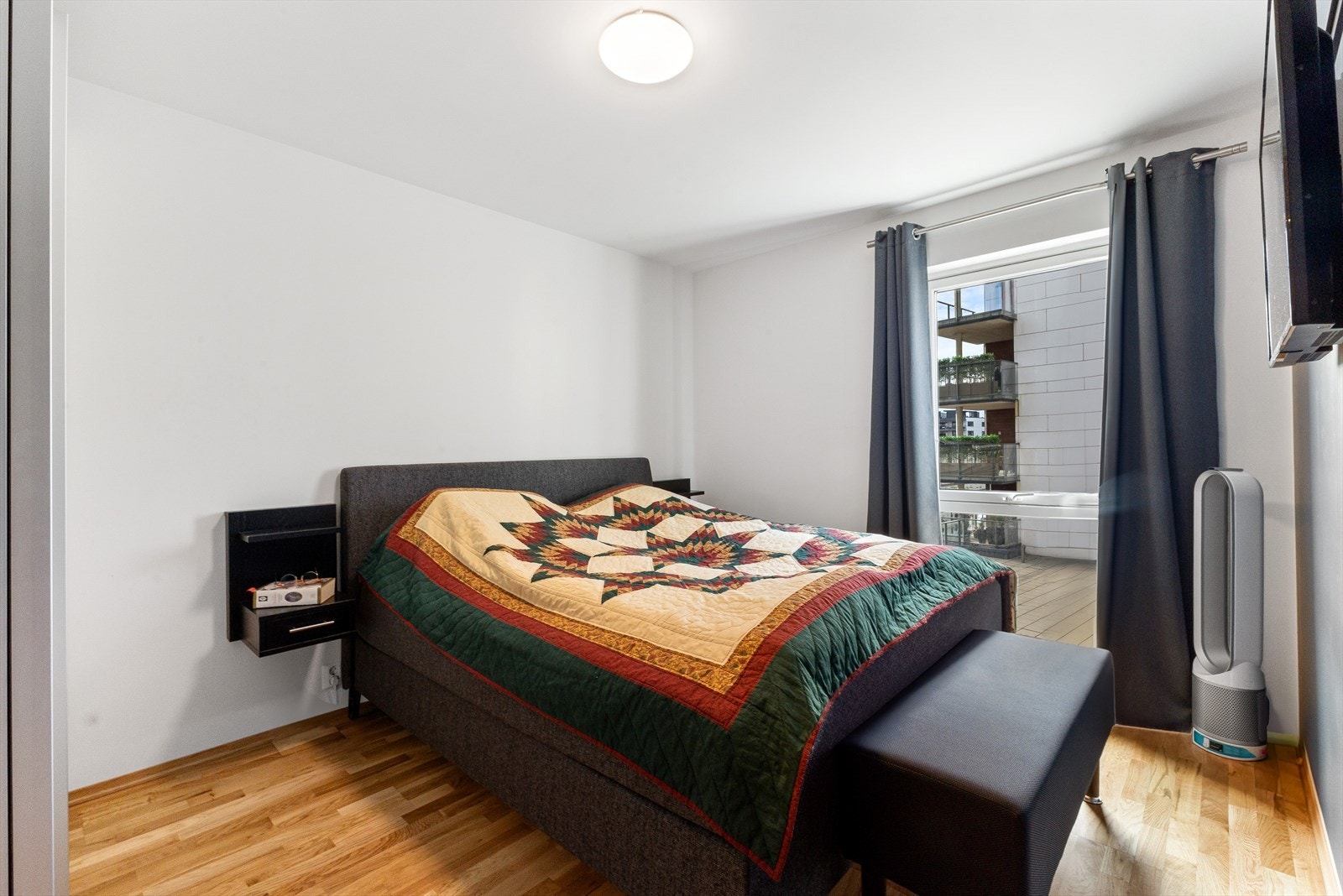 Soverom 2. Her er det skyvedørsgarderobe og veggfeste for tv. Galleribilde