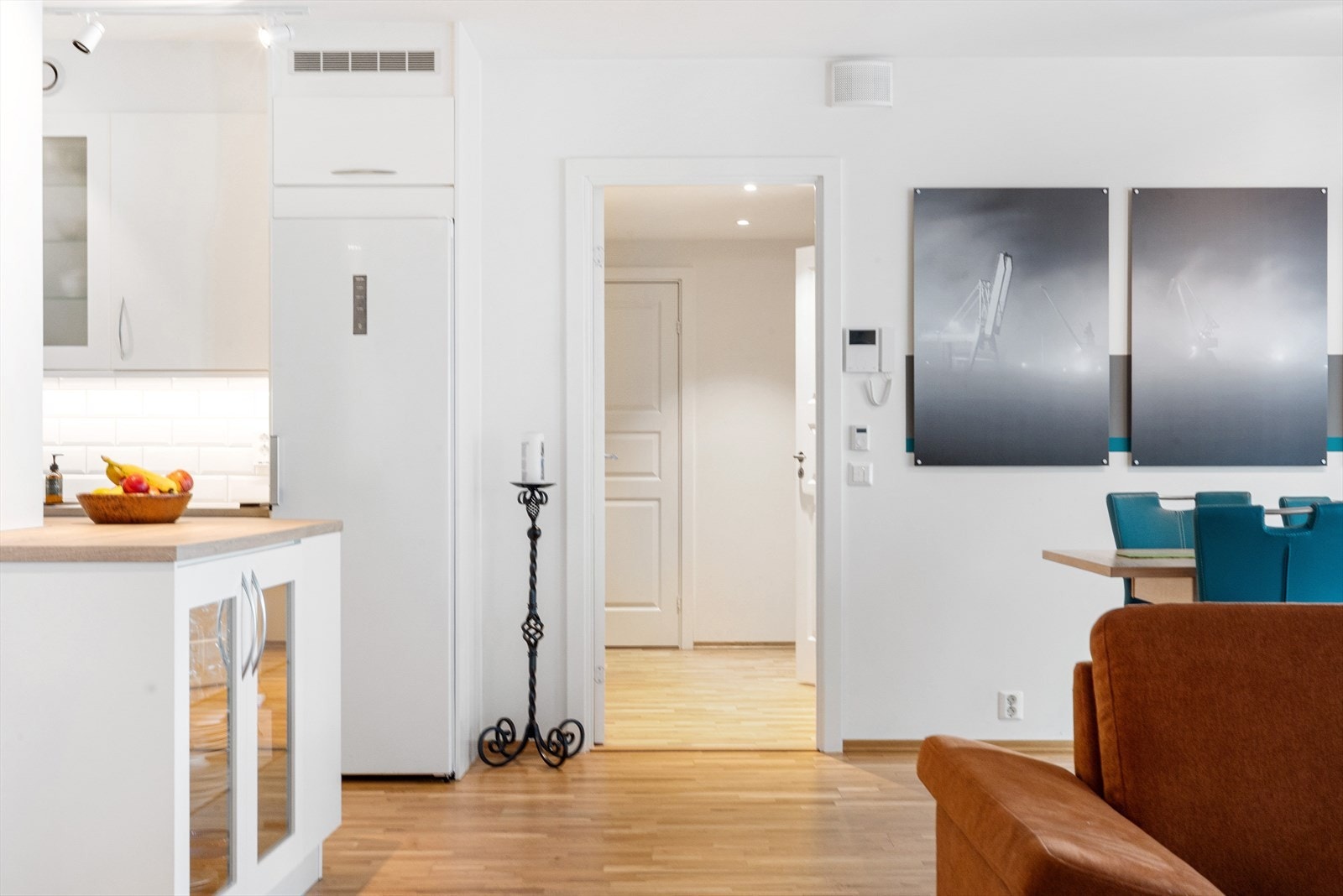 Mot hall. Porttelefon er plassert praktisk til i stuen. Galleribilde