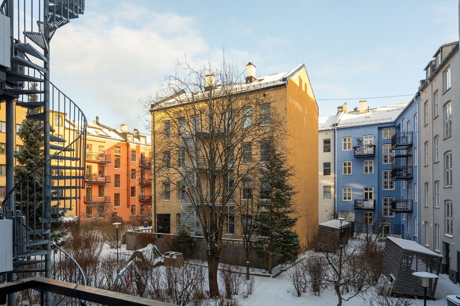 Vender mot rolig bakgård. Galleribilde