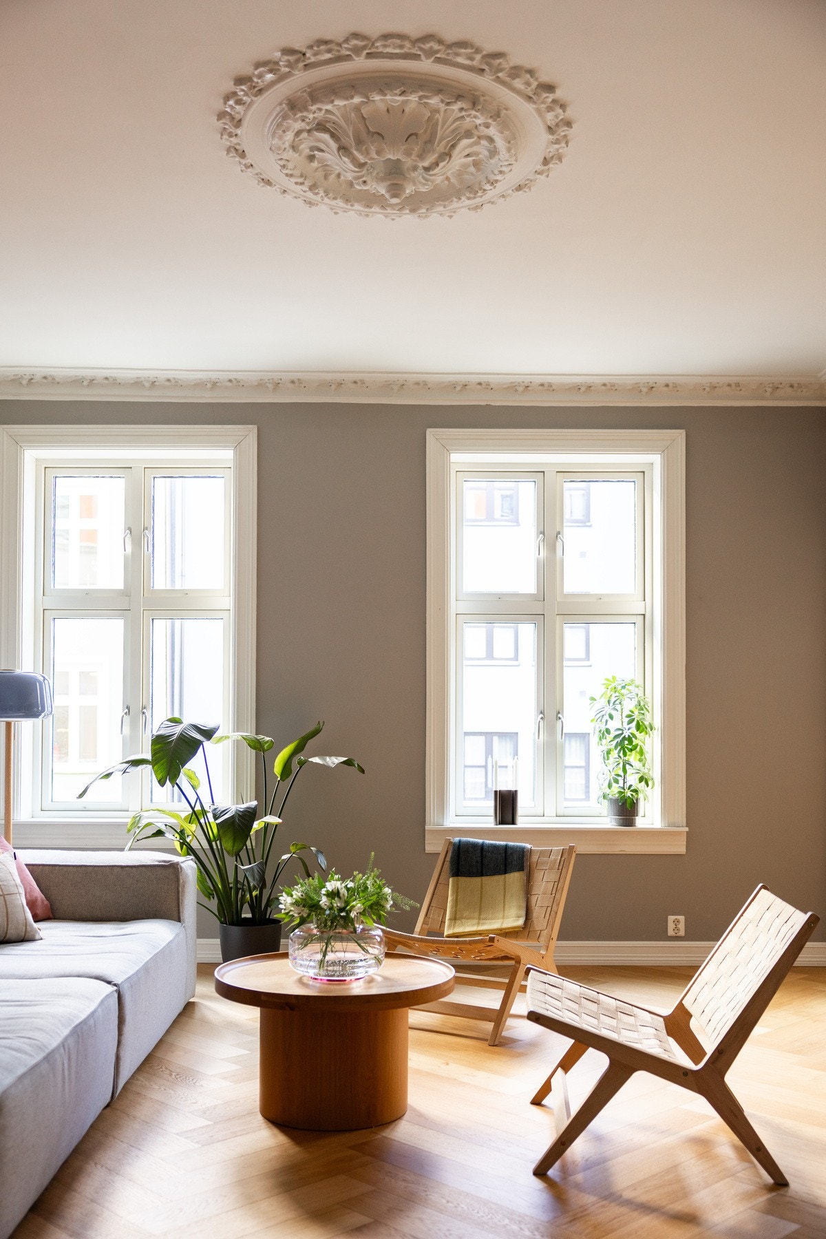 Store flaggpostvinduer slipper inn rikelig med naturlig lys. Galleribilde