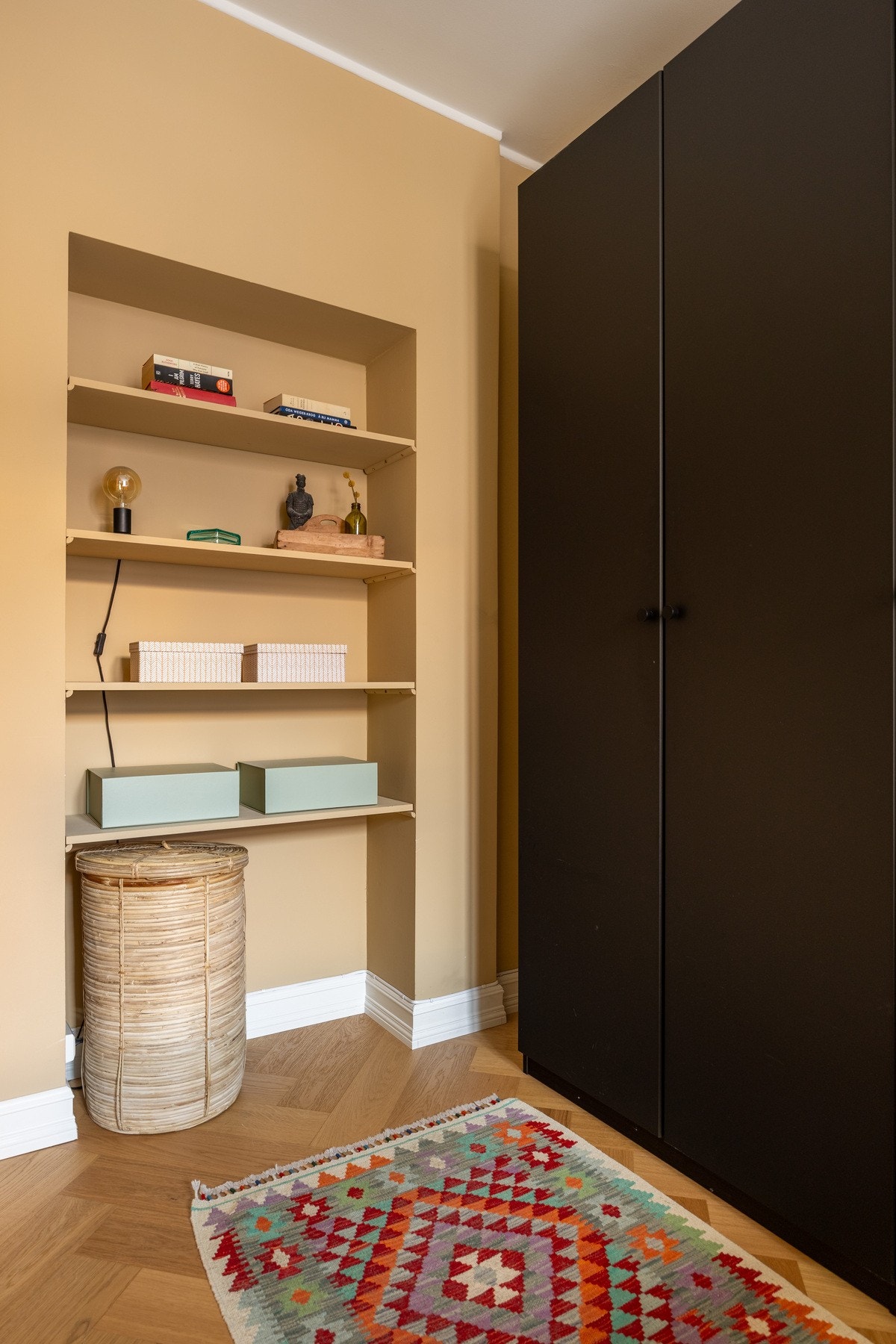 Det er godt med oppbevaringsplass i medfølgende garderobeskap, samt integrert hylle. Galleribilde