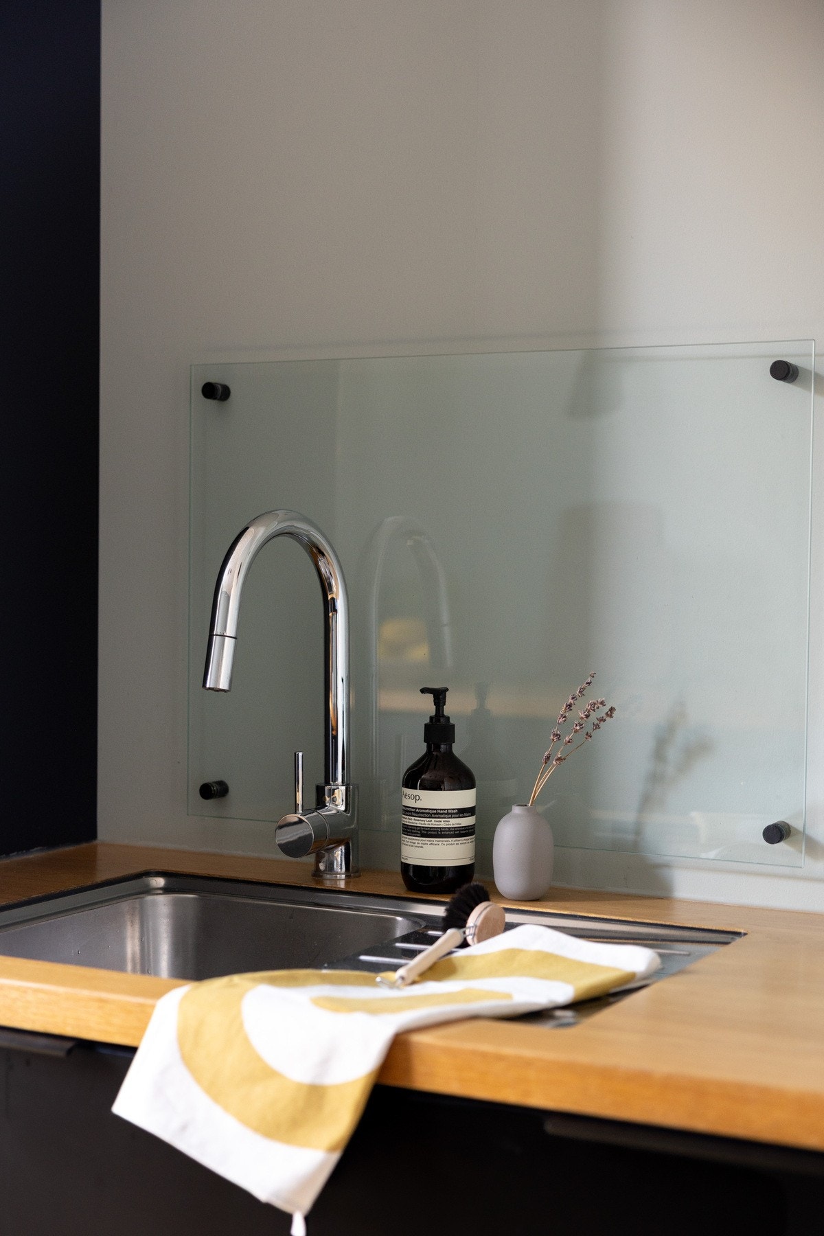 Benkeplate med nedsenket oppvaskkum av rustfritt stål. Galleribilde