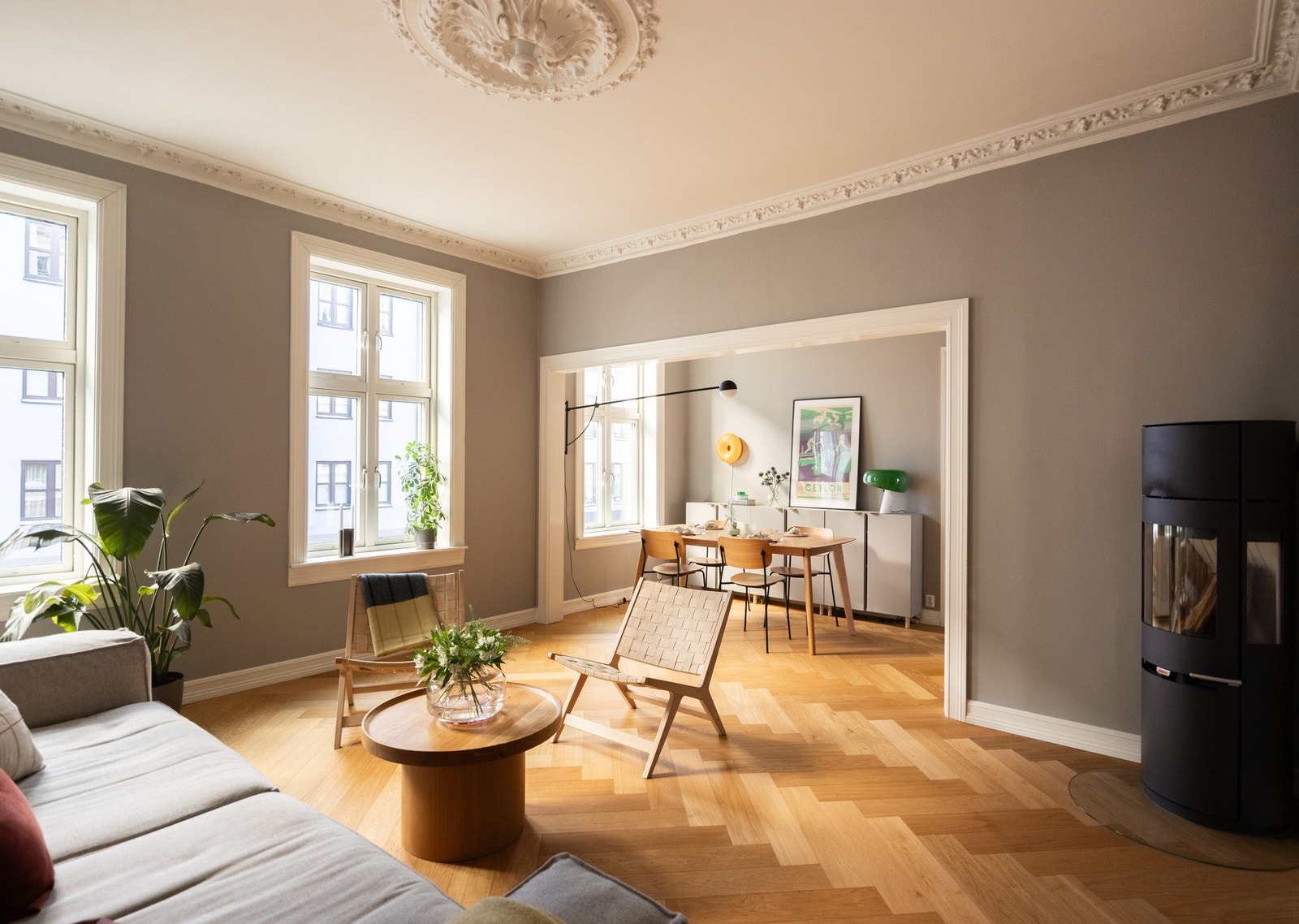 Leiligheten ble oppusset i 2020/2021 med fokus på kvalitetsmaterialer og sømløse overganger. Galleribilde