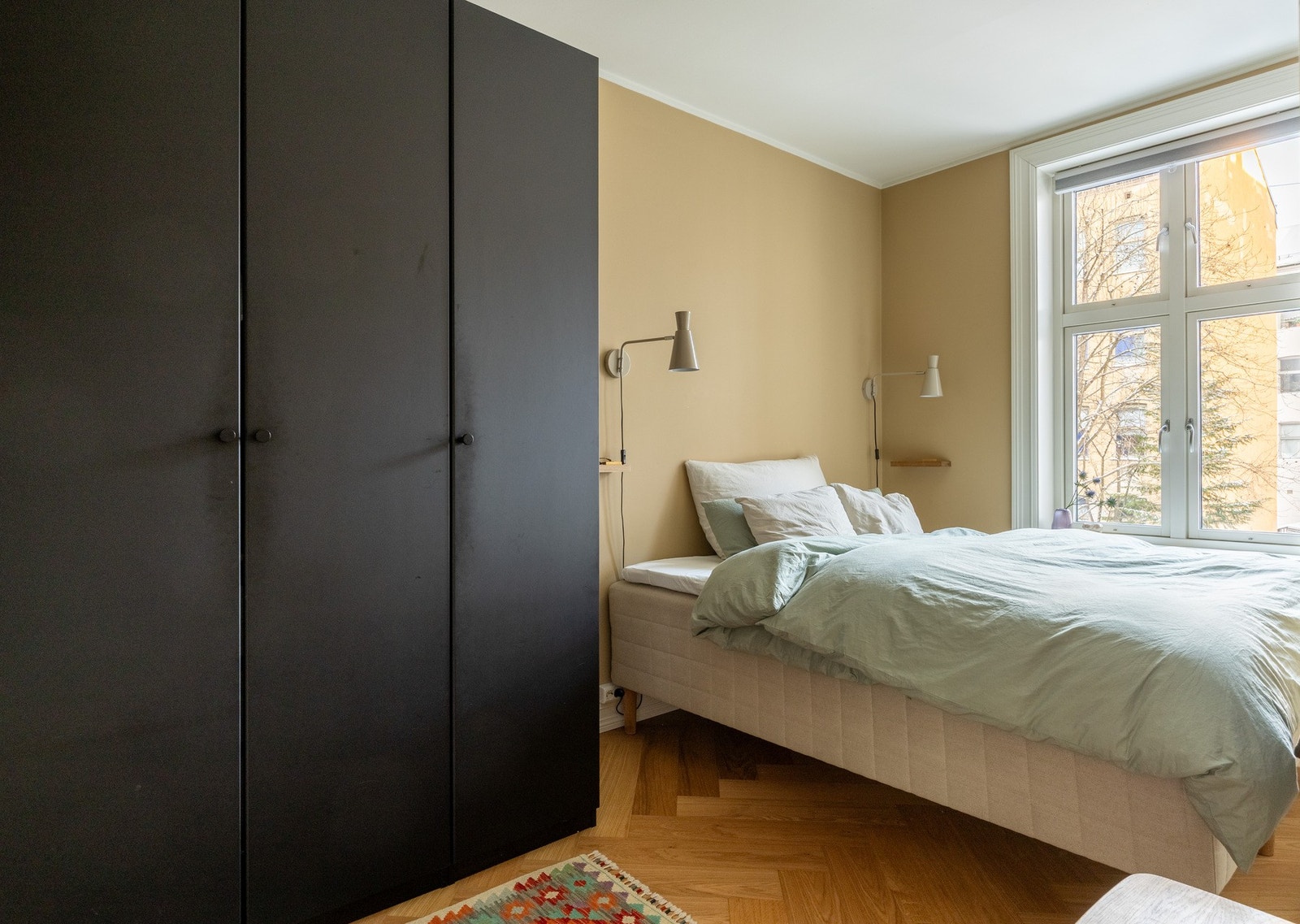 Det naturlige hovedsoverommet er romslig med god plass til stor dobbeltseng. Galleribilde