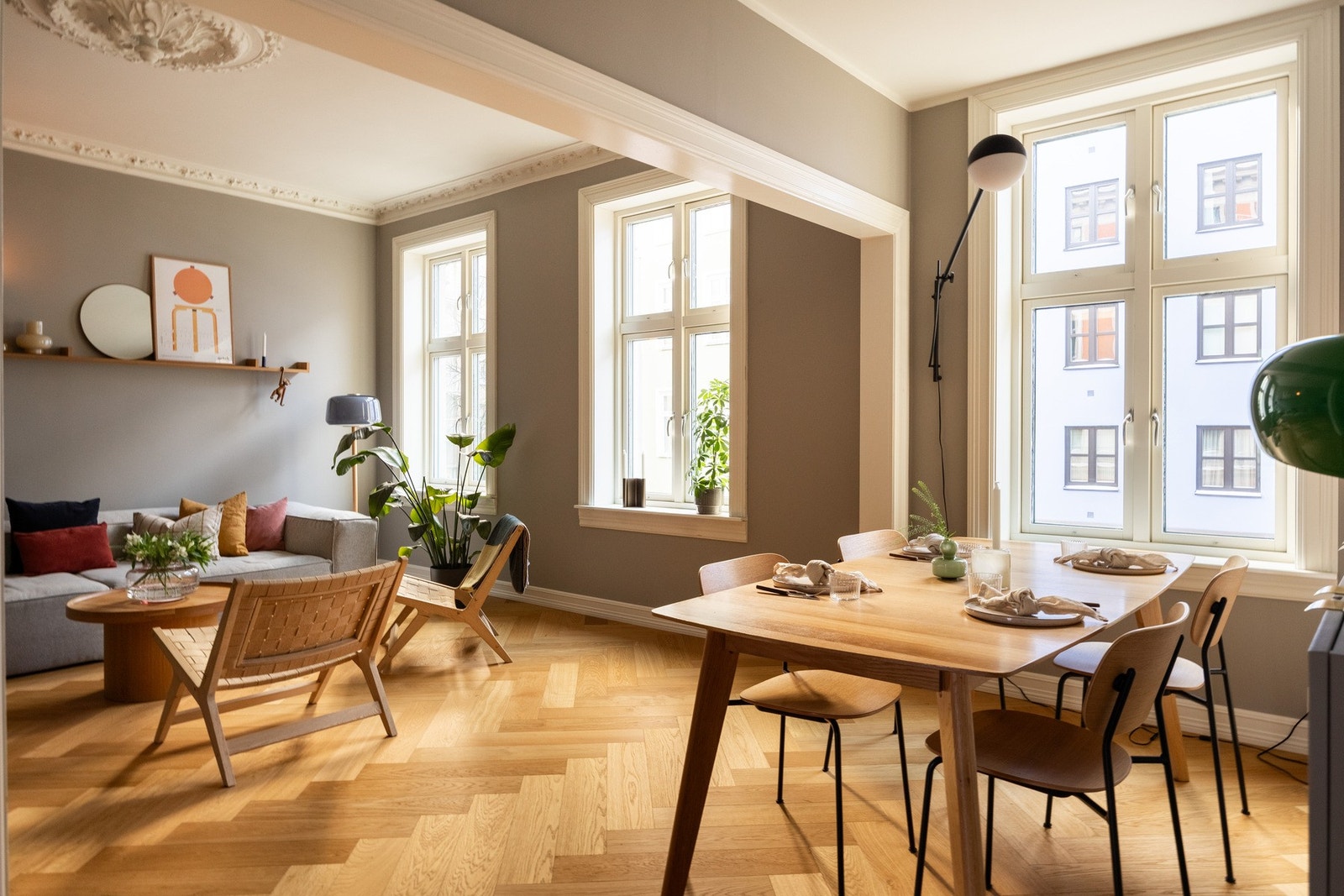 Leiligheten har originale detaljer som spiller utmerket på lag med den moderne standarden for øvrig, og skaper et hjem det er enkelt å trives i. Galleribilde