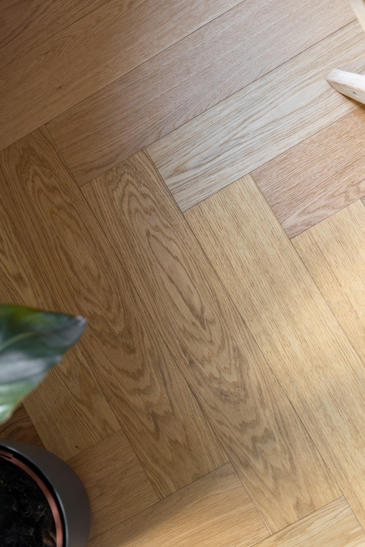 På gulv i oppholdsrom er det lagt flott fiskebensparkett av eik. Galleribilde