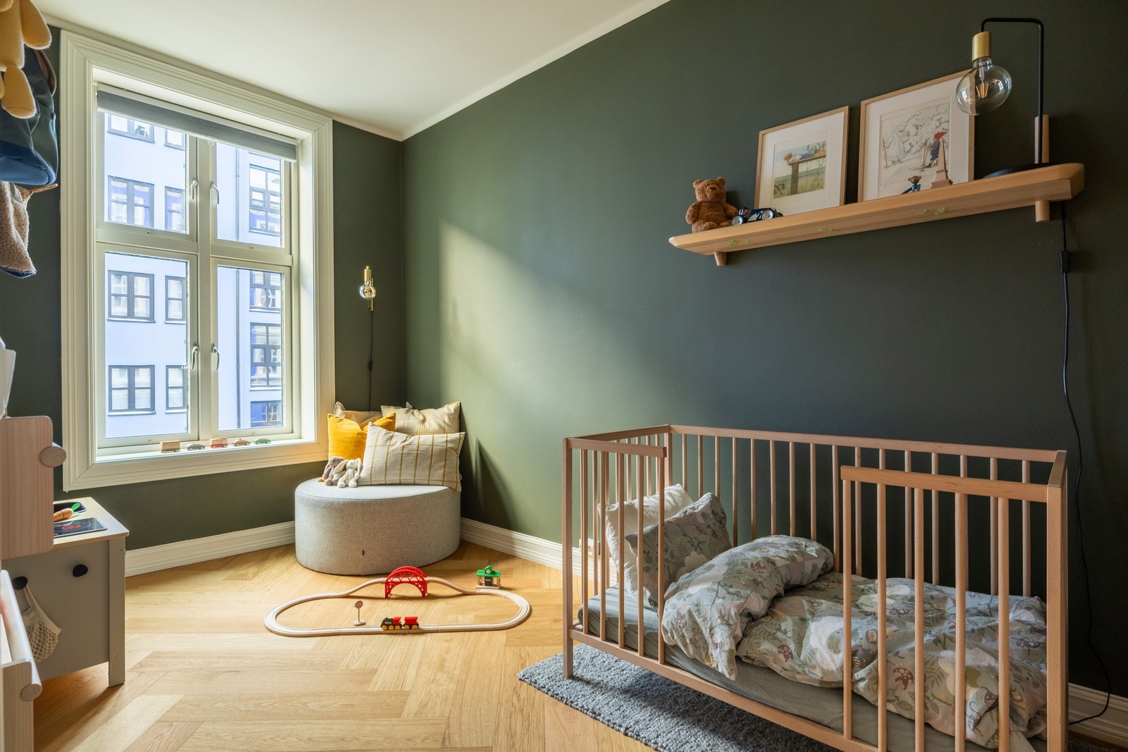 Det andre soverommet er også av fin størrelse, med god plass til å innrede med ønsket møblement. Plass til dobbeltseng. Galleribilde