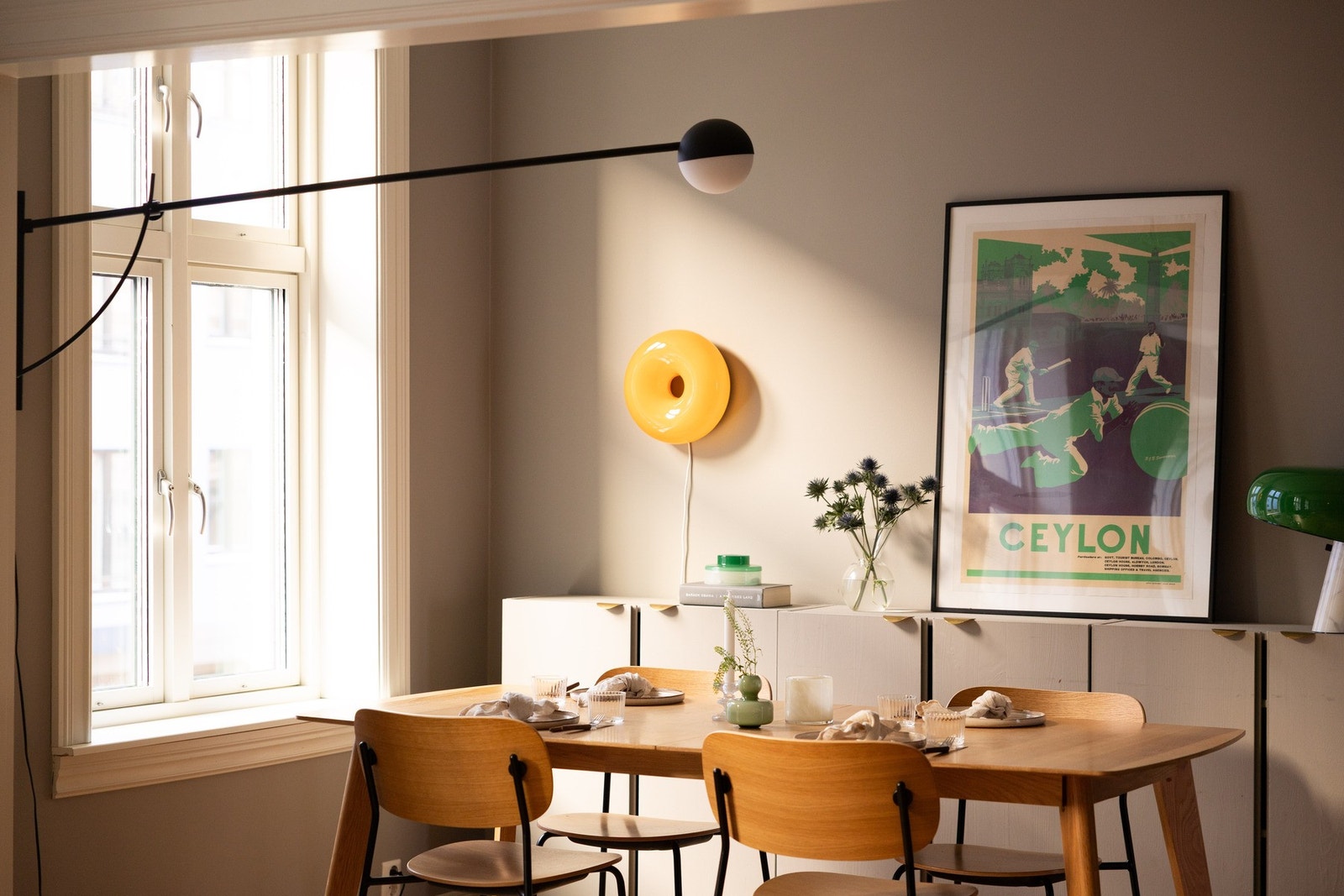 God plass til stort langbord. Galleribilde