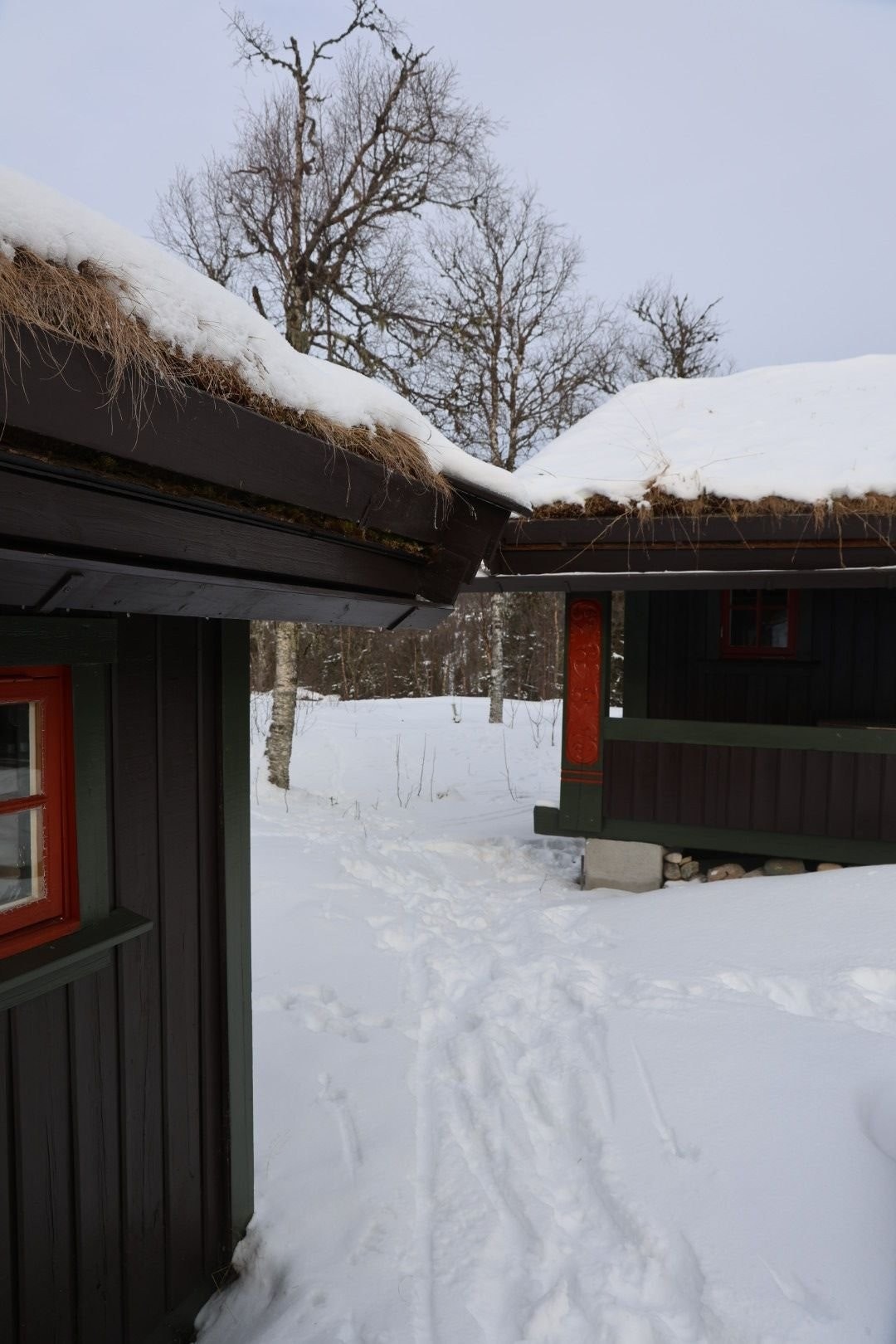 God plassering av hytte og uthus, som skaper en god tunfølelse av eiendommen Galleribilde