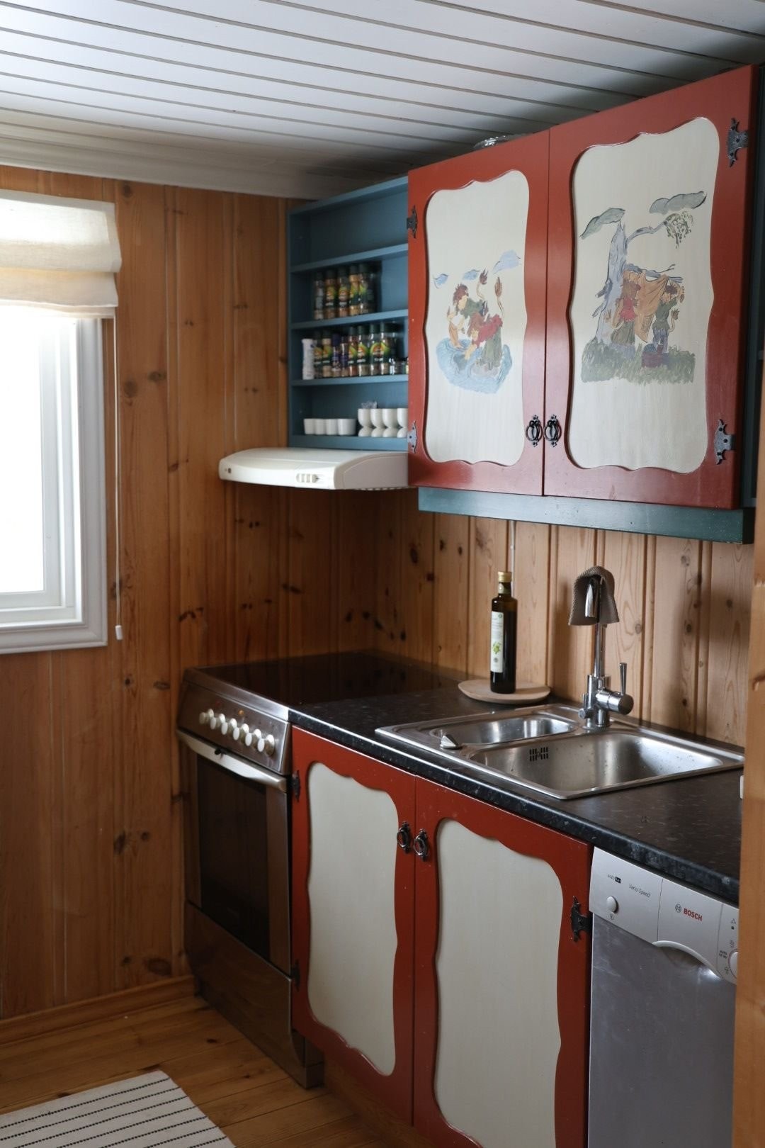 Fullt utstyrt kjøkken med kjøleskap, fryser, komfyr og oppvaskmaskin Galleribilde