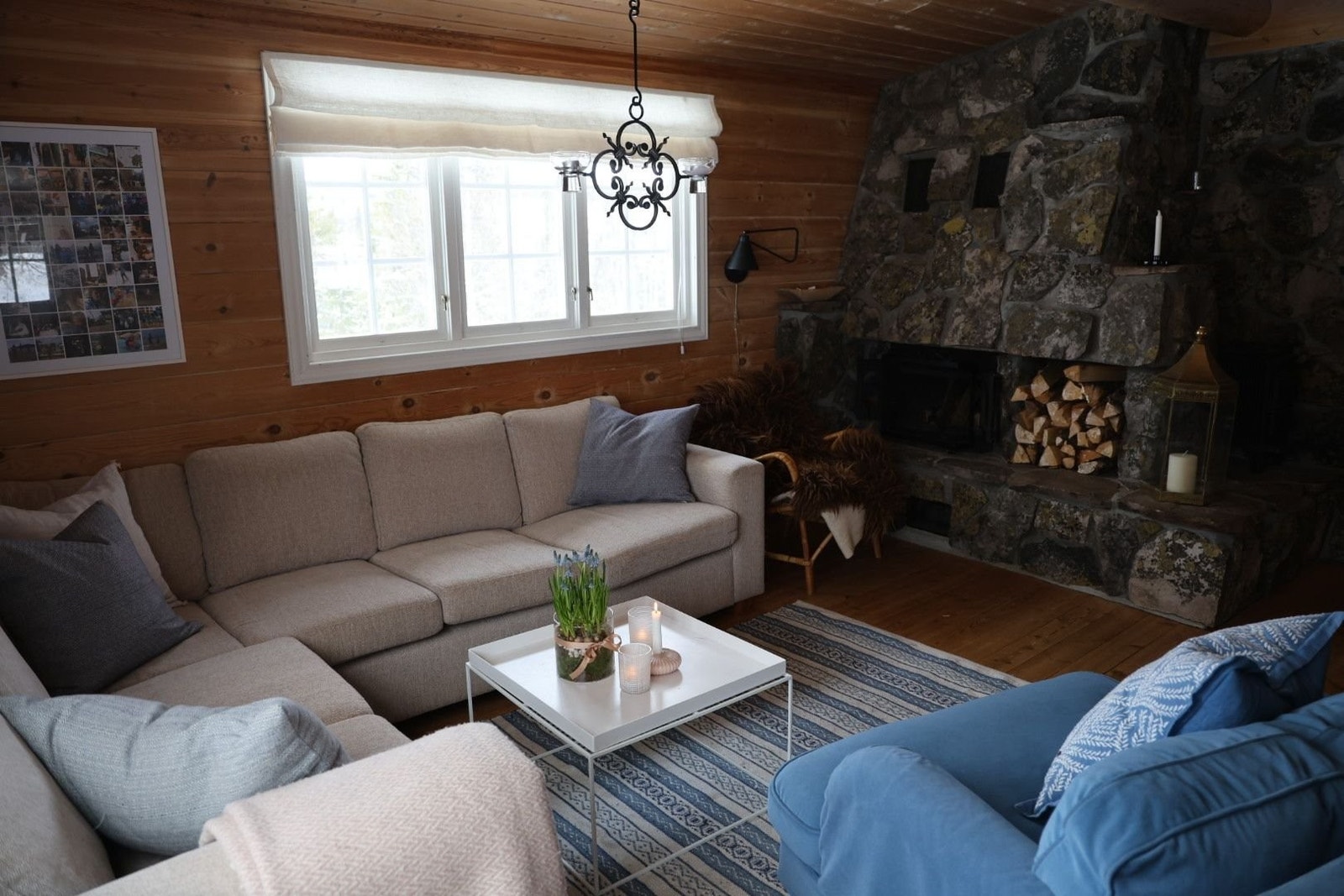 Stue med god plass og peis som er plassbygget i stein. Det er også en Jøtulovn her Galleribilde