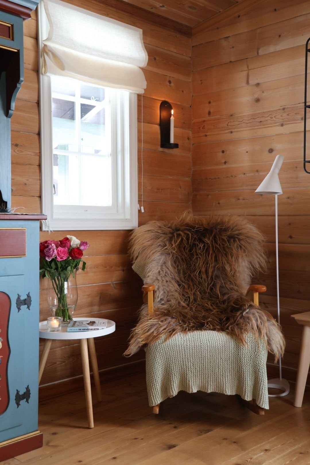 Skuldrene senkes så fort du stiger inn i hytta Galleribilde