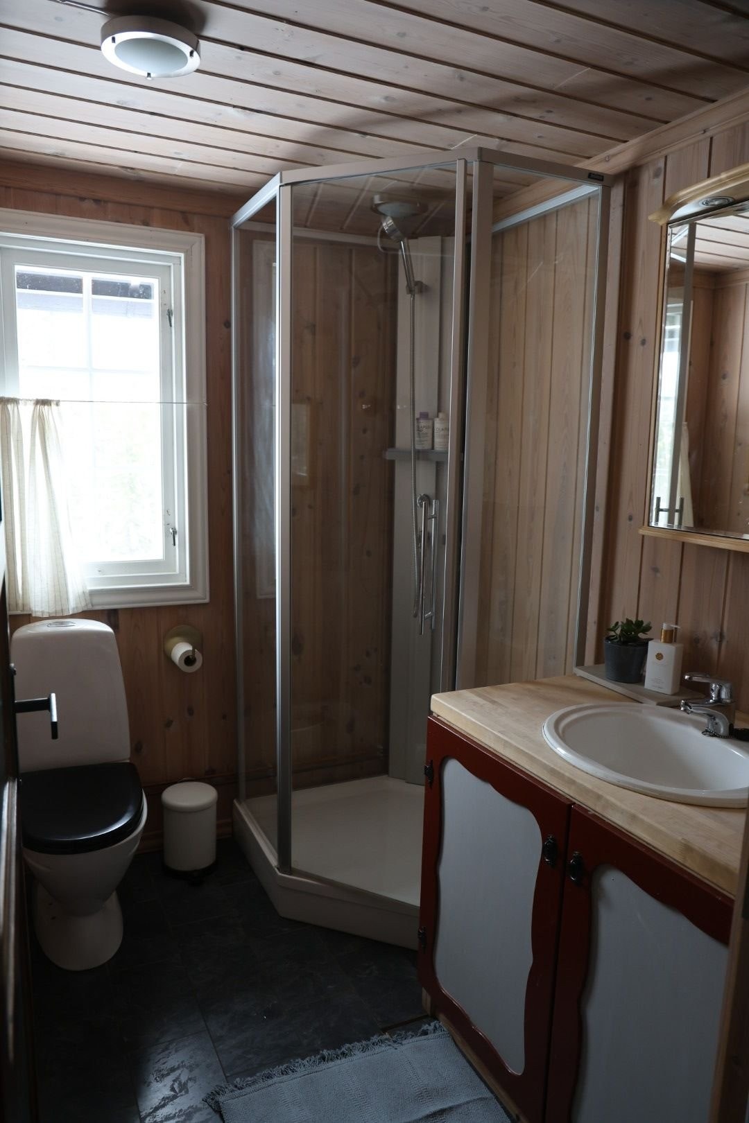 Toalett, vask og dusj Galleribilde