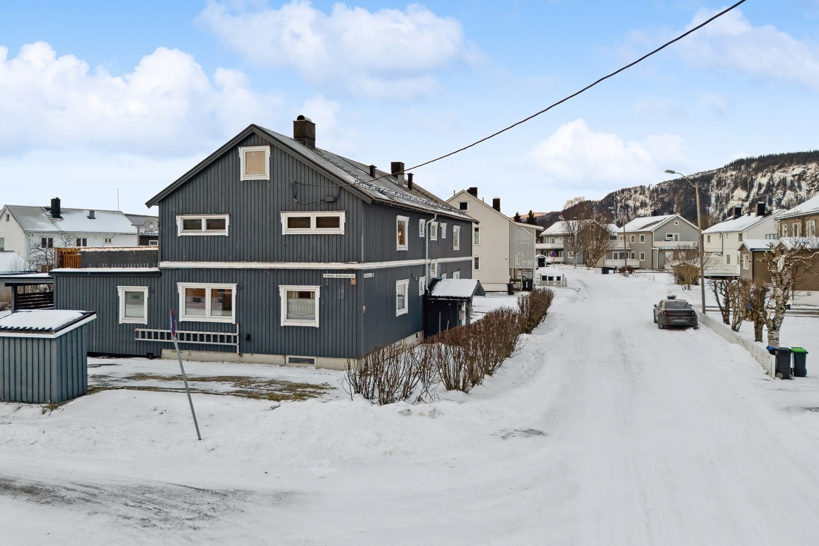Boligen ligger i en rolig og trivelig gate i et veletablert boområde, med kort vei til skole, barnehage, dagligvare og flotte turområder. Galleribilde
