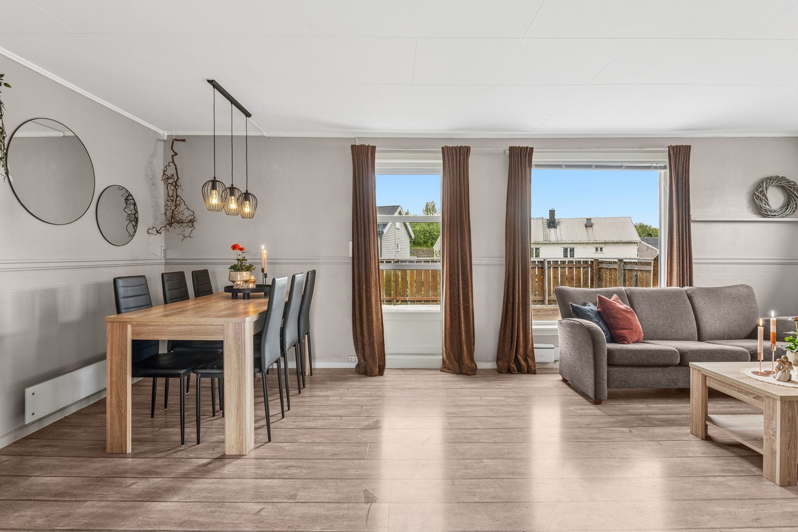 Vi beveger oss videre inn i en lys og innbydende stue. Galleribilde