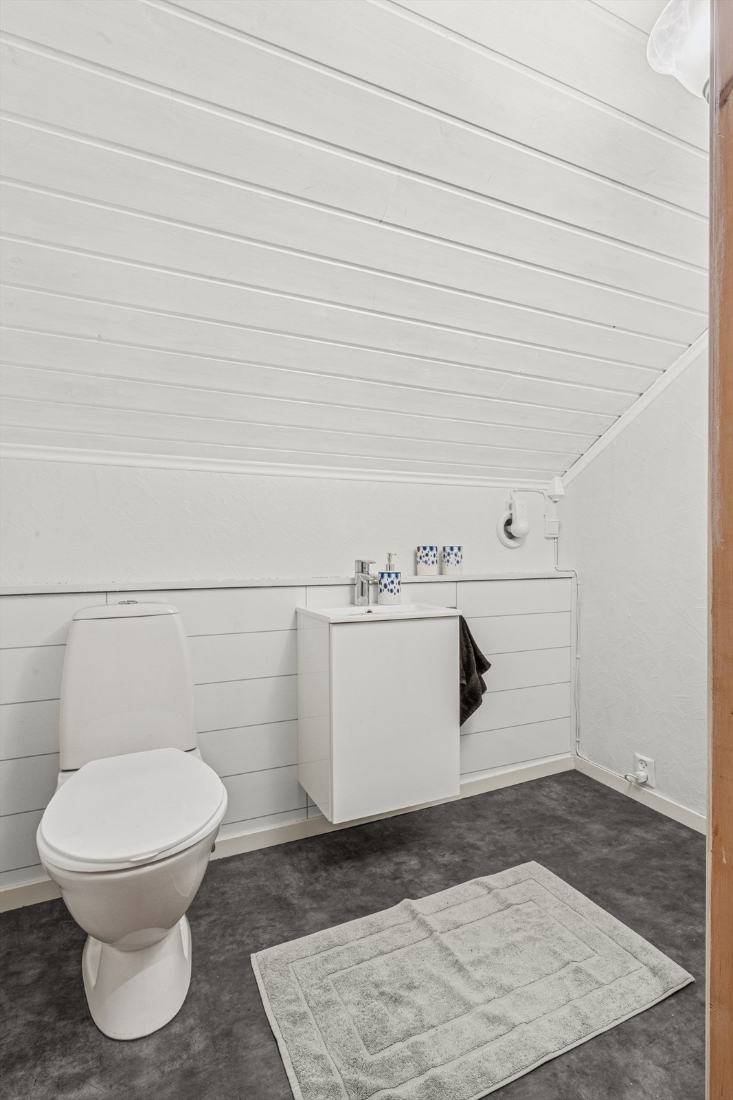 Rom innredet som wc-rom på loft. Innredet loft. NB! Det finnes ikke tegninger eller godkjenning på at dette er omsøkt ift. dagens bruk. Galleribilde