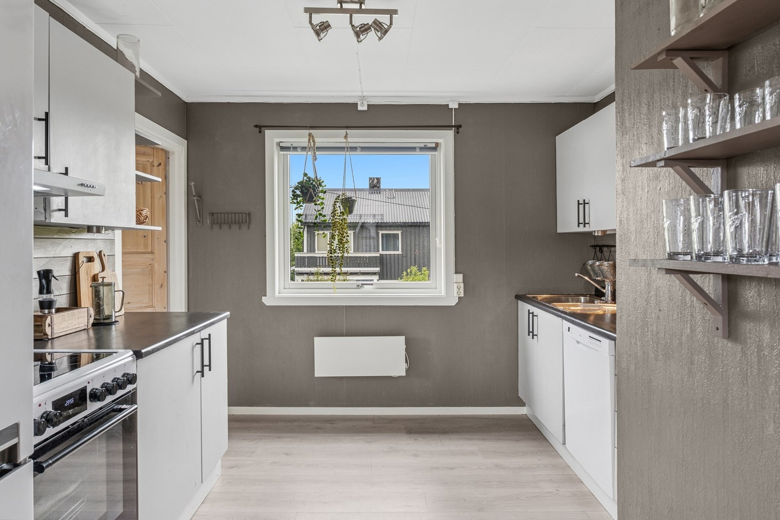 Her har en det en måtte trenge av skap-, skuff- og benkeplass. Alt i alt et funksjonelt kjøkken. Galleribilde