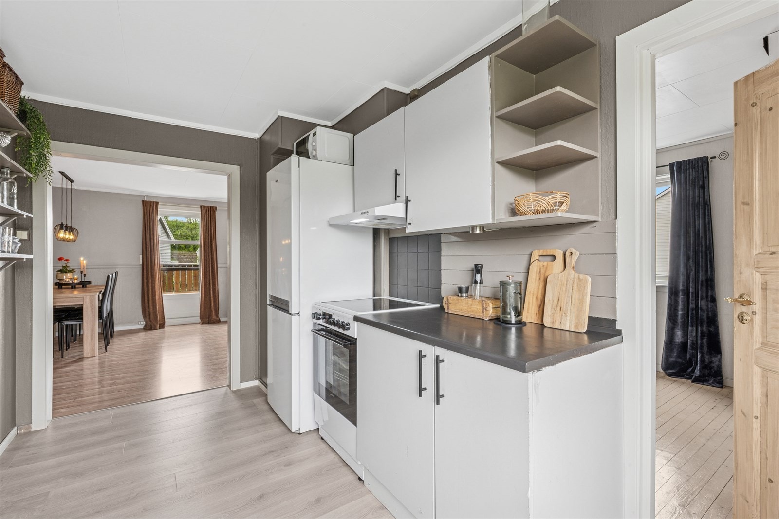 Plass for frittstående komfyr, oppvaskmaskin og kjøl/frys. Galleribilde