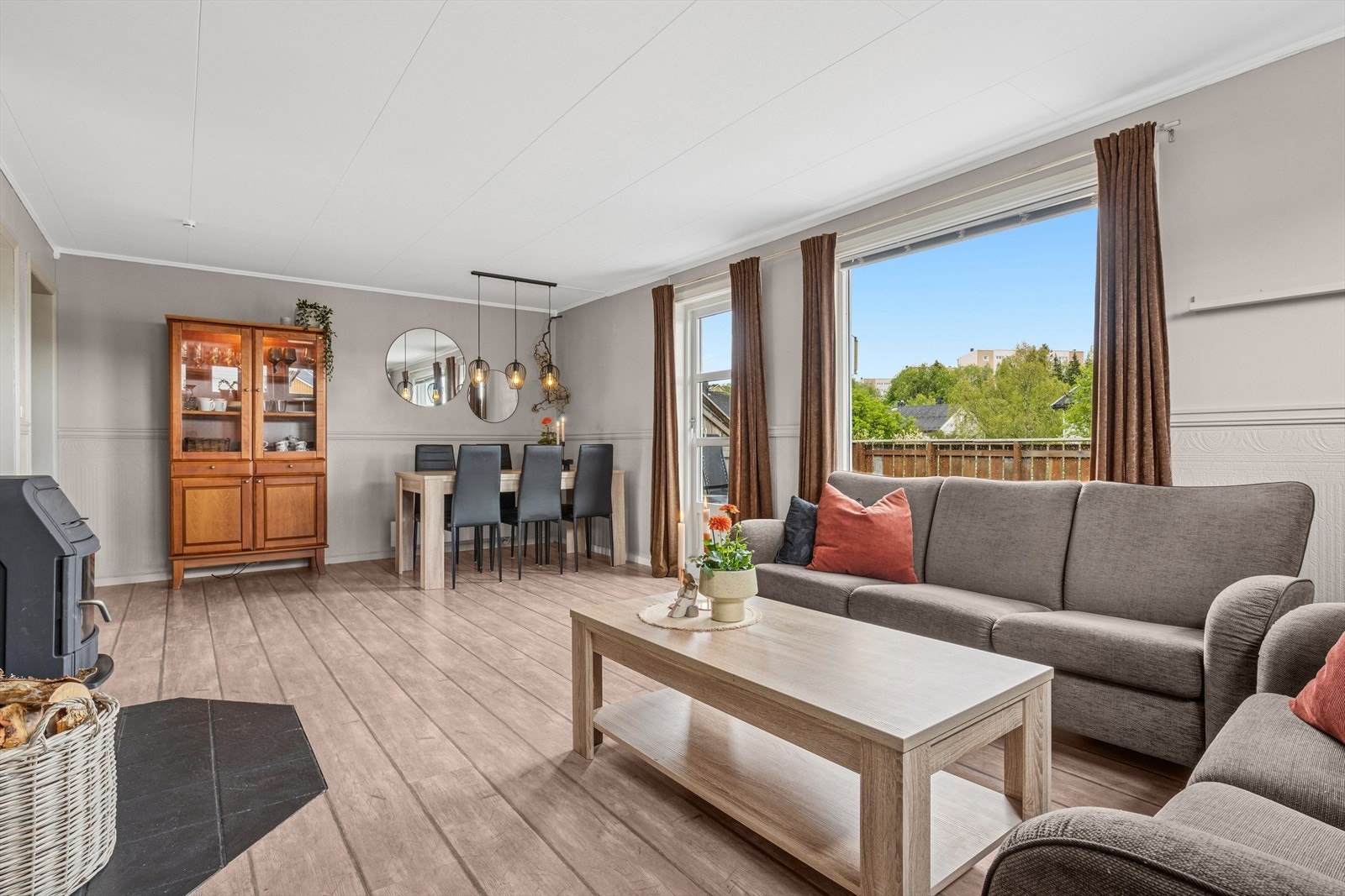 Vedovnen sørger for å varme opp både rom og stemning. Gode vindusflater gir rommet mye godt og naturlig lys. Galleribilde