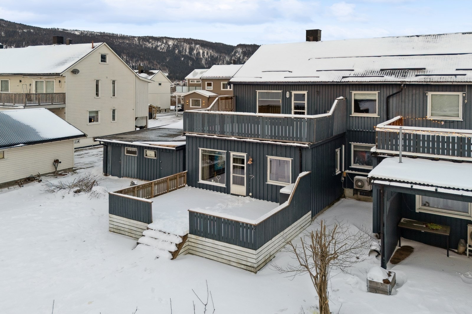 Boligen har en stor, solrik balkong og en pent opparbeidet hage Galleribilde