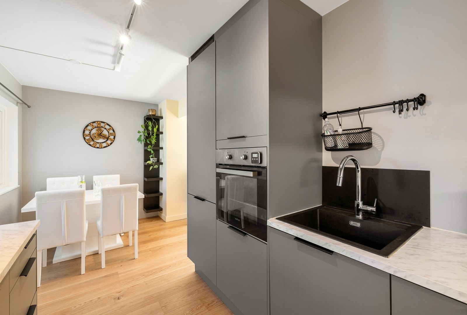 Den åpne løsningen mot stue og spiseplass gjør det enkelt å kombinere matlaging med sosialt samvær. Galleribilde