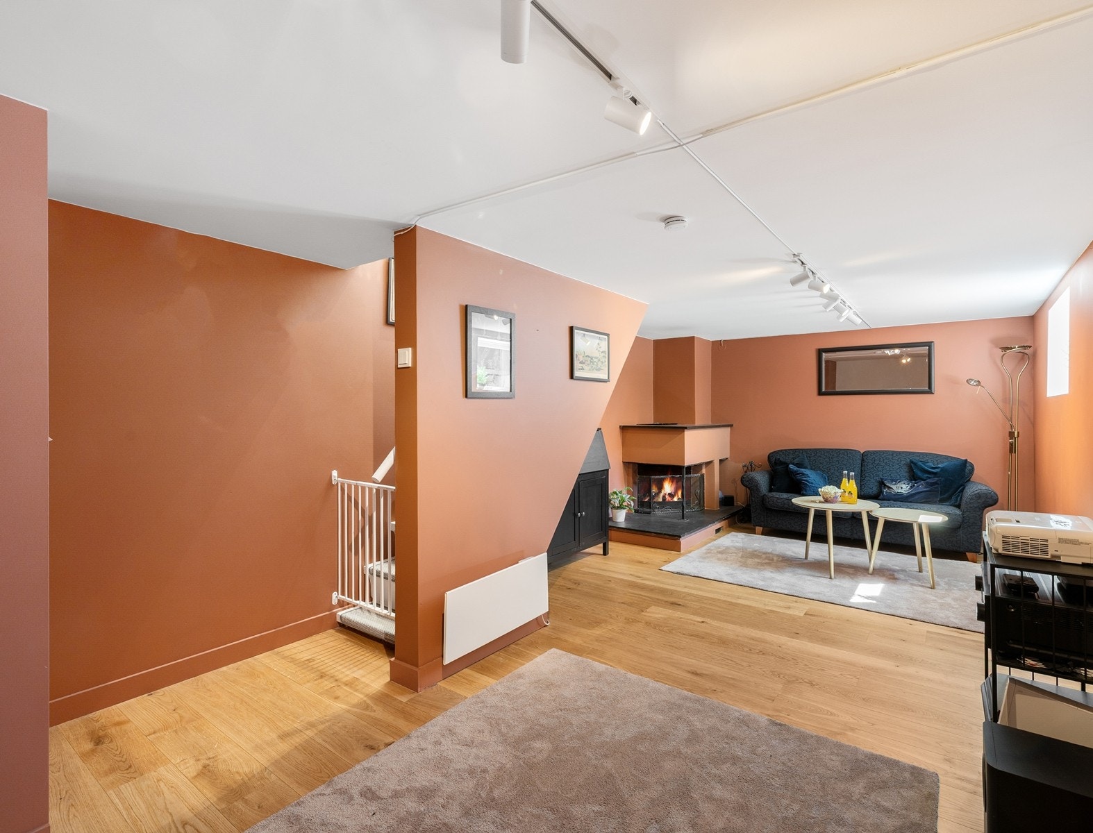 I underetasjen finner du en lun og innbydende kjellerstue som egner seg ypperlig som TV-stue, ungdomsrom eller ekstra oppholdsrom. Galleribilde