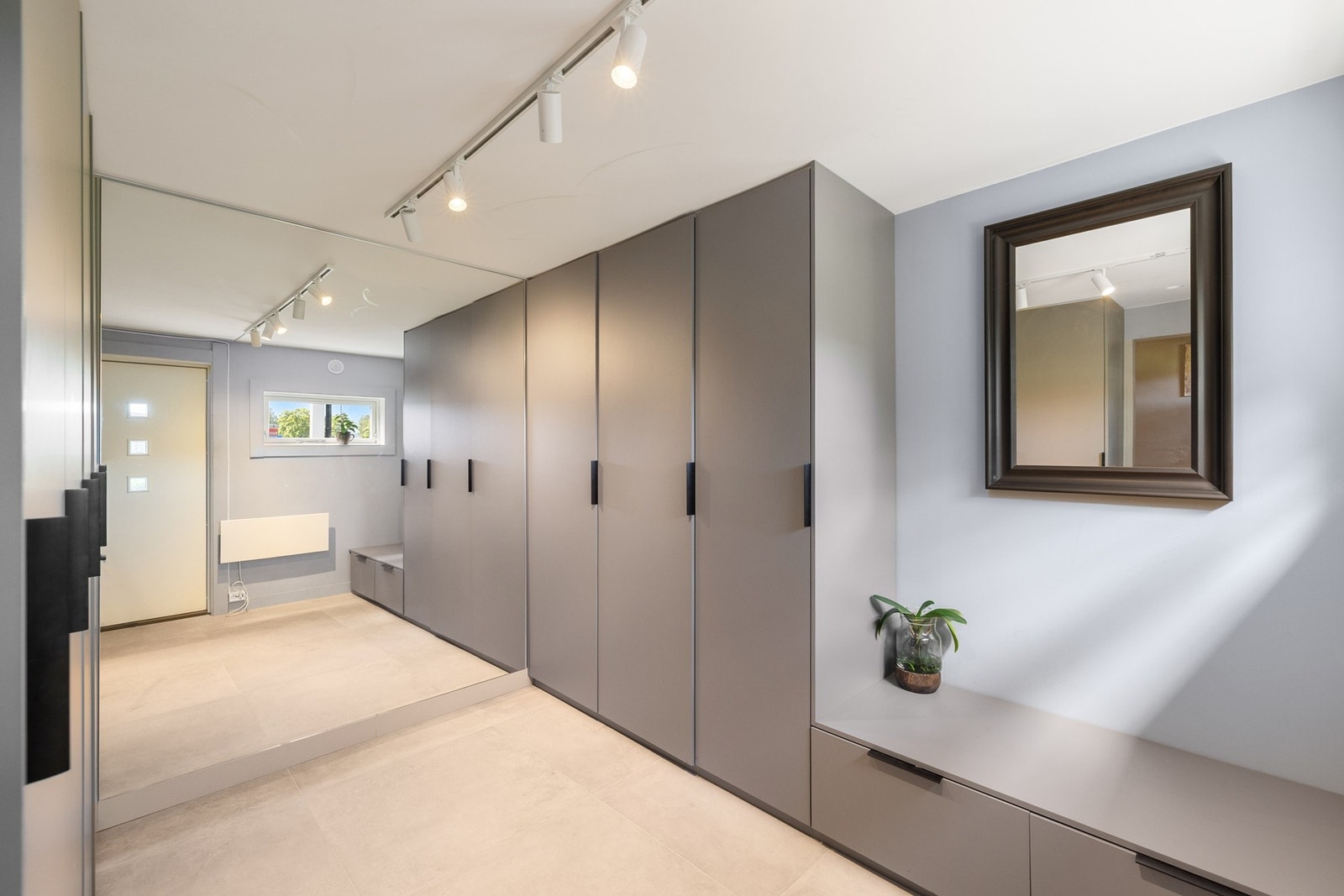 Entréen gir et svært godt førsteinntrykk med sitt stilrene og moderne uttrykk. Rommet er romslig og praktisk innredet med en hel vegg av høyskap som gir rikelig med oppbevaringsplass for yttertøy og sko. Galleribilde