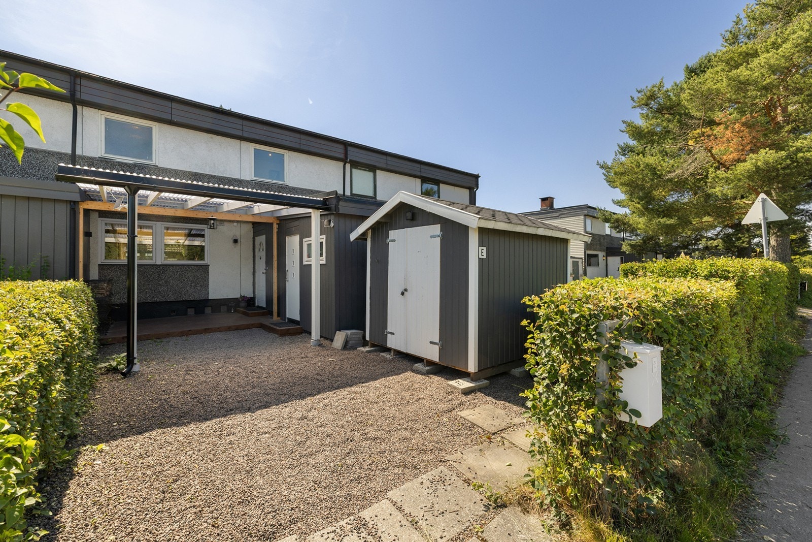 Velkommen til et overbygd inngangsparti med tregulv på 9 kvm med lys. Uteboden gir praktisk lagringsplass til hageredskaper, dekk eller sportsutstyr. Galleribilde