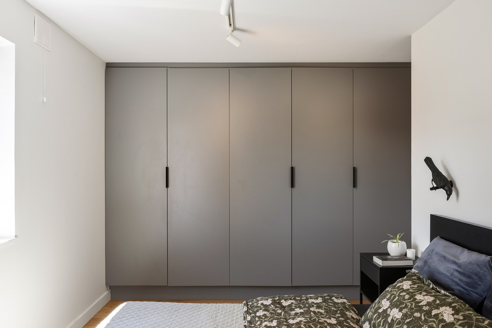 Soverom 1- Rommet har god plass til dobbeltseng og tilhørende møblement, og er innredet med en hel garderoberekke som gir rikelig med oppbevaringsplass. Galleribilde