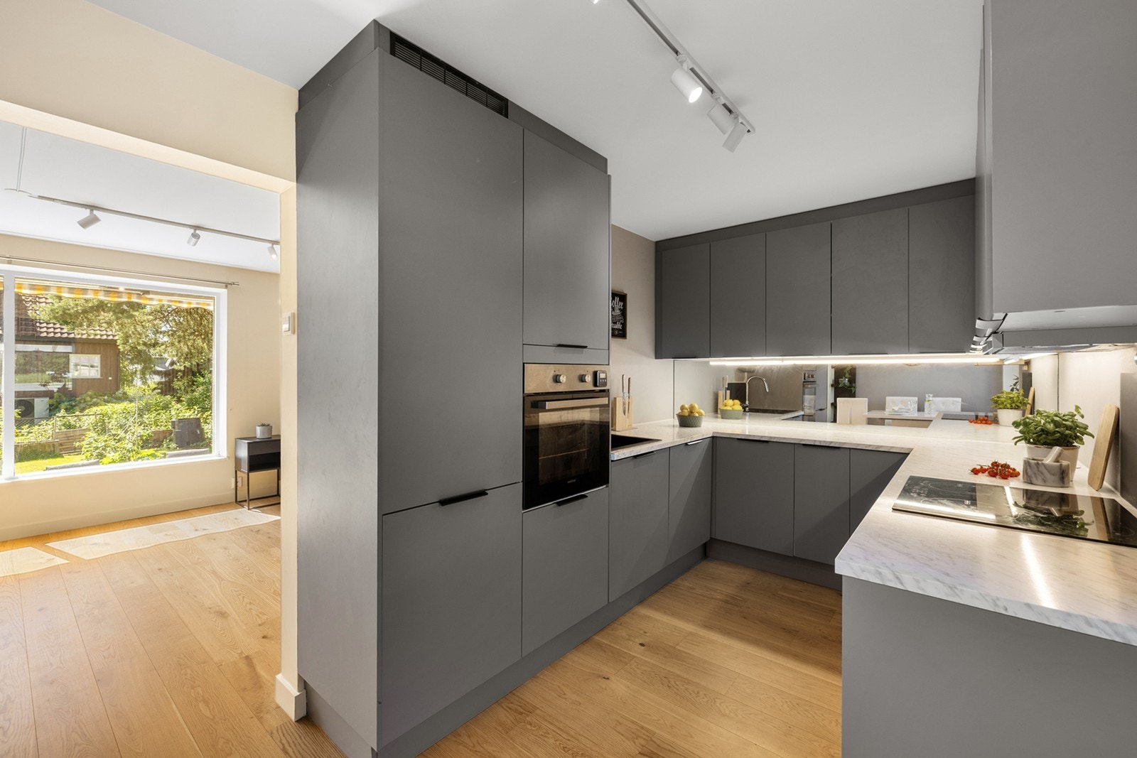 Både over- og underskap gir svært god lagringsplass, speilfliser og belysning både under overskap og i tak gir godt arbeidslys. Galleribilde