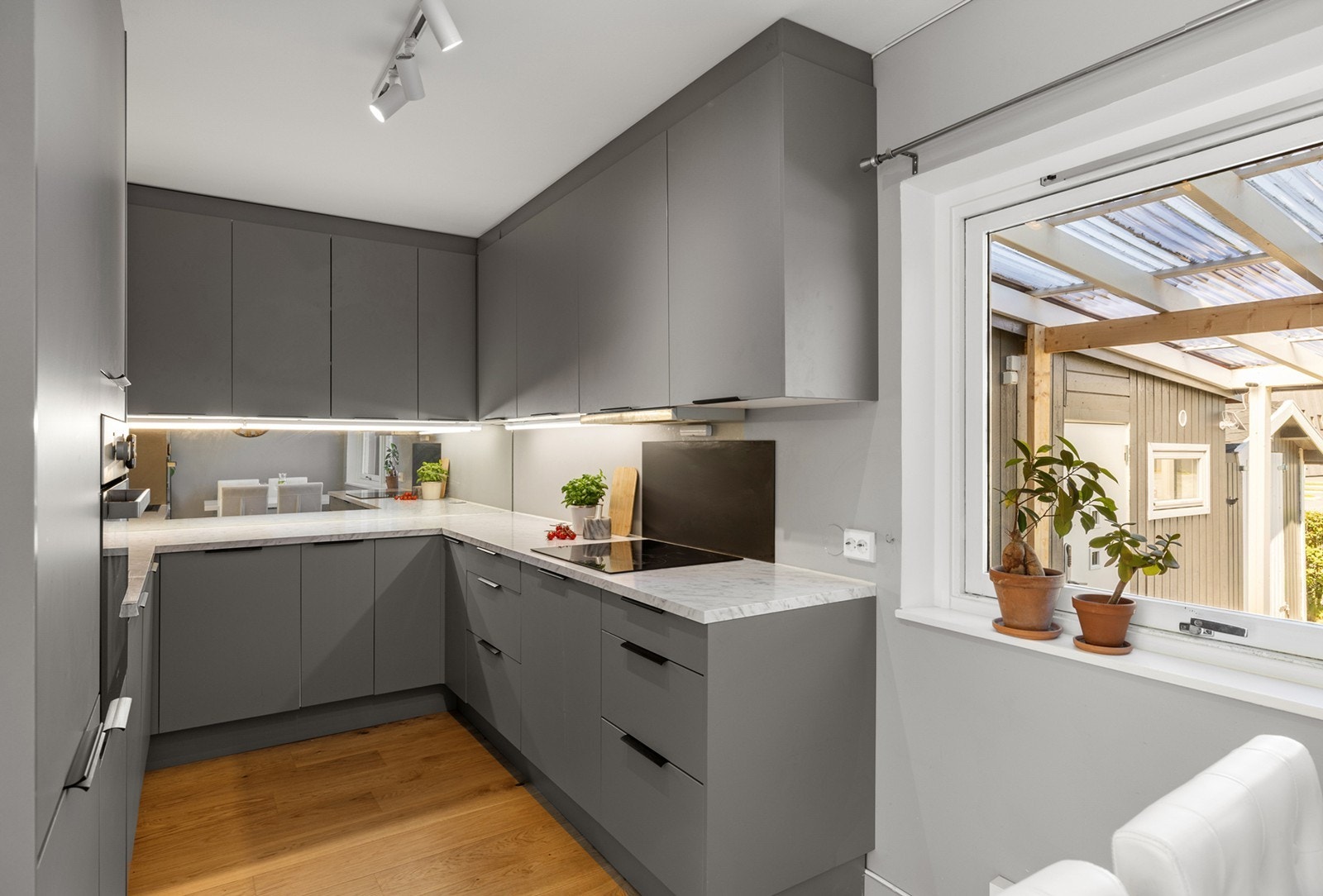 Store vindusflater gir godt dagslys og utsikt til hagen. Galleribilde