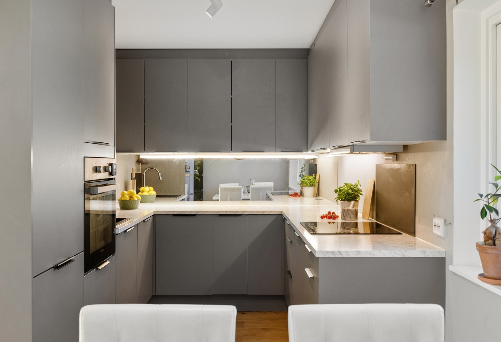 Kjøkkenet er komplett utstyrt med integrerte hvitevarer som induksjon topp, ovn, kjøl/frys og oppvaskmaskin. Vannstopper og komfyrvakt. Det er kjøkkenventilator med avtrekk ut. Galleribilde