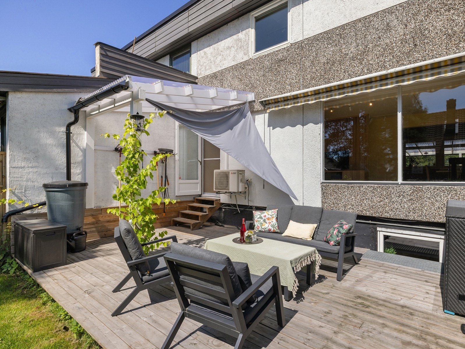 Her er det god plass til både sofagruppe, spisebord og grill. Galleribilde